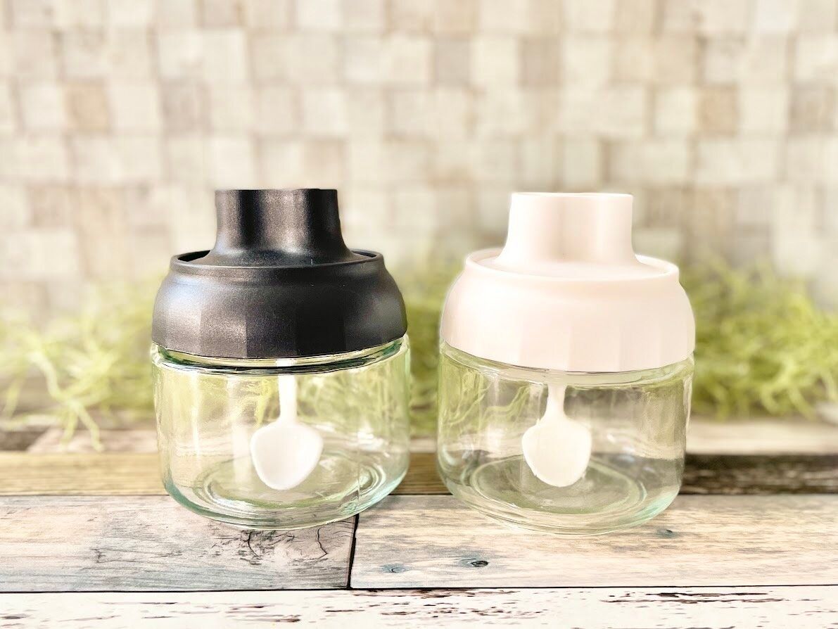 ワッツのスプーン付きスパイス収納　ブラックとホワイト