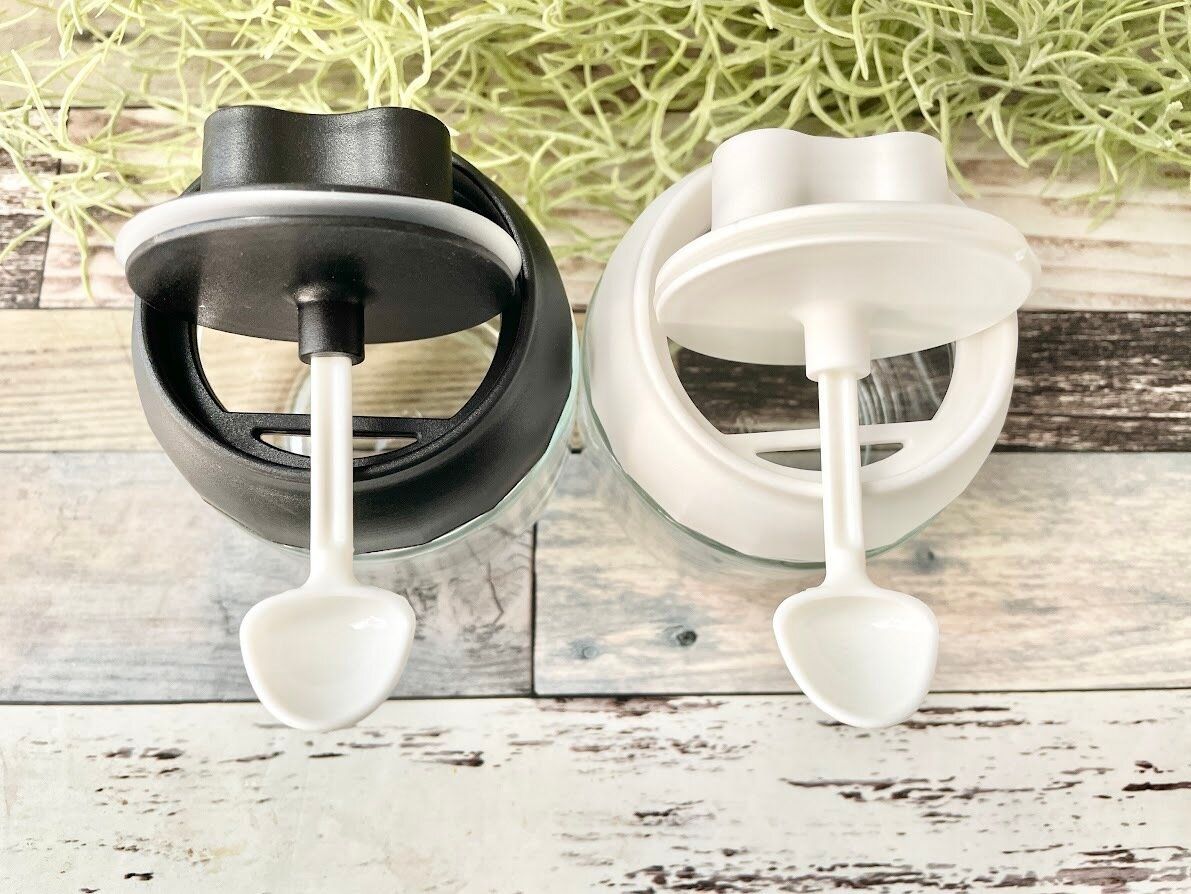 蓋にスプーンがついていて便利