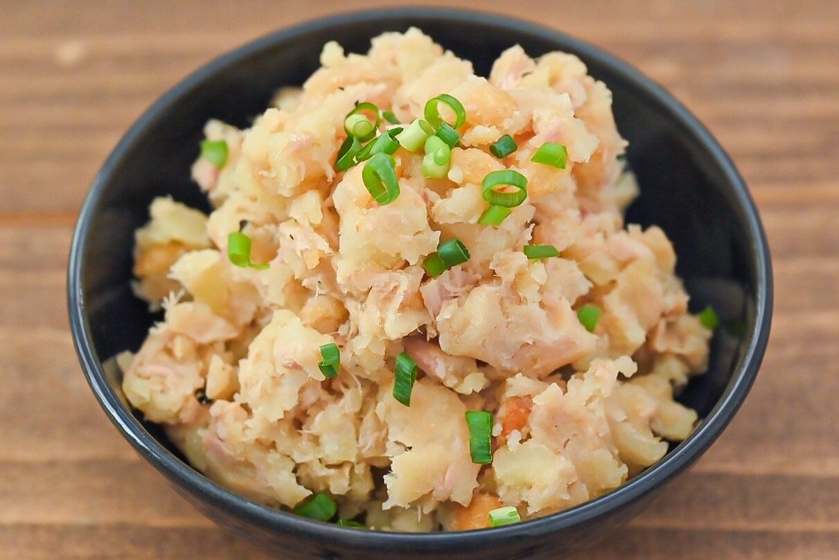 黒い皿に盛られたツナのマッシュポテト