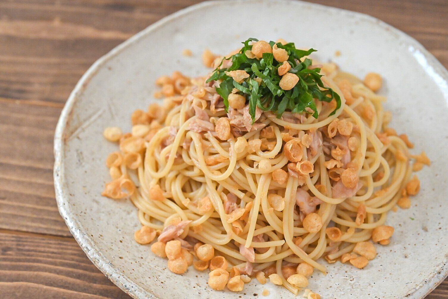 陶器の皿に盛られたツナと天かすのパスタ