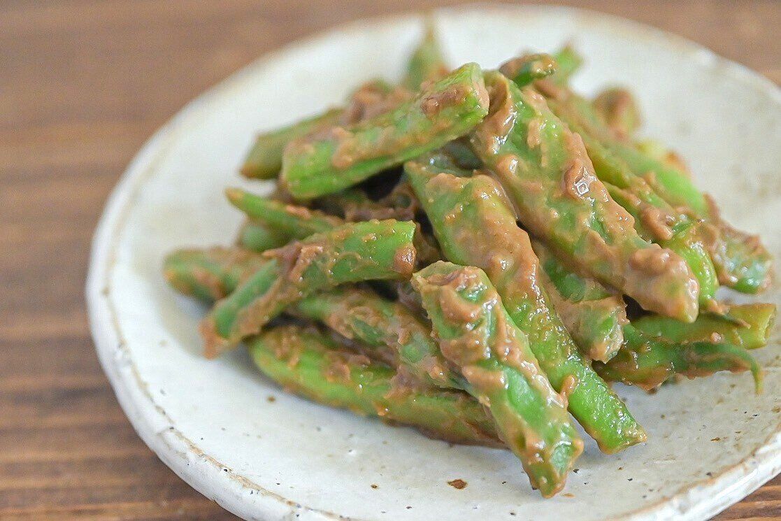 陶器の皿に盛られたいんげんのねりごま和え
