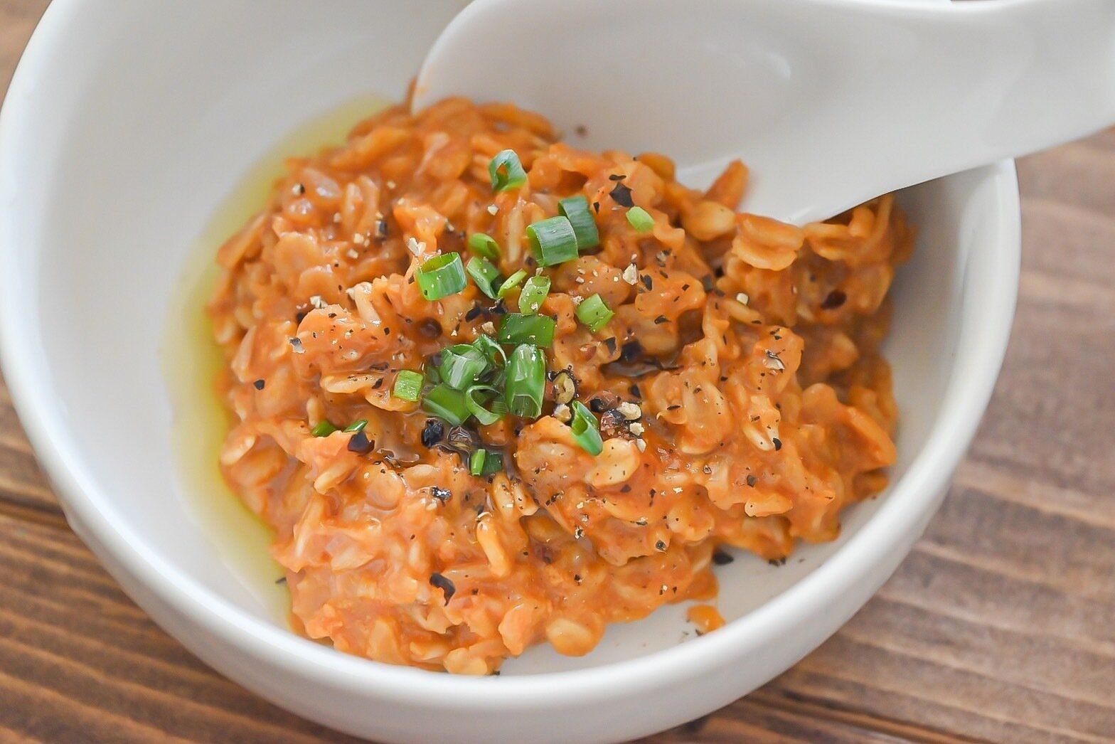 白い皿に盛られたビスク鍋のしめ