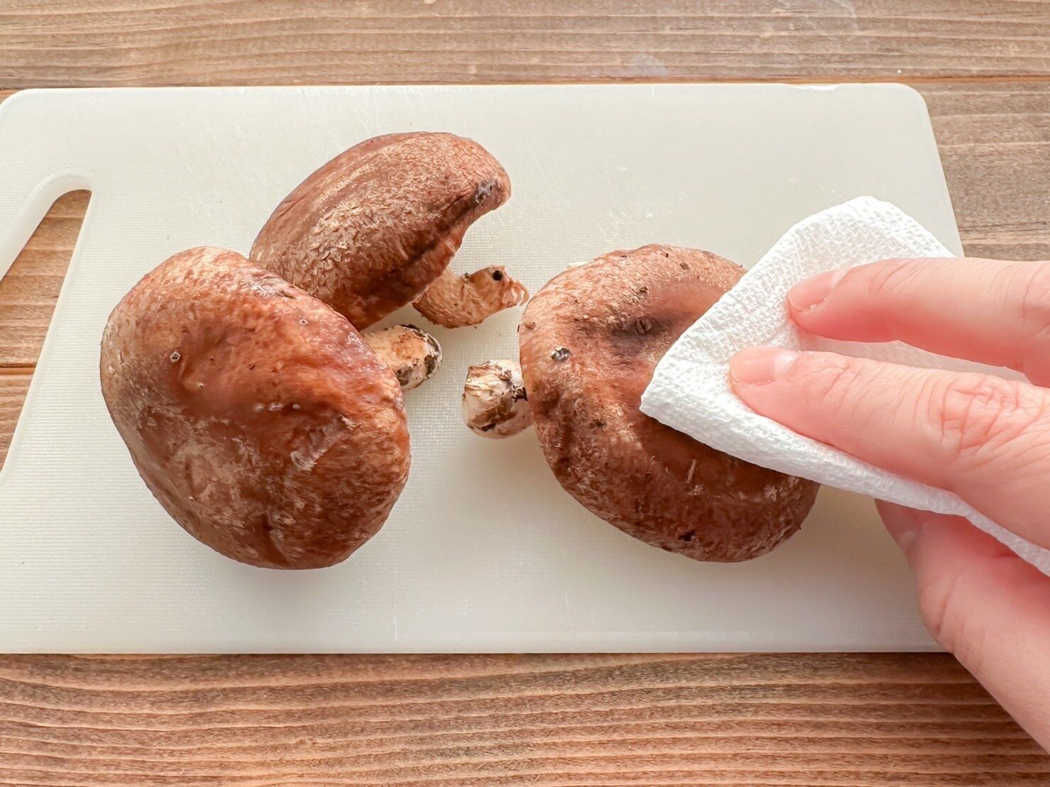 しいたけの汚れを取っているところ