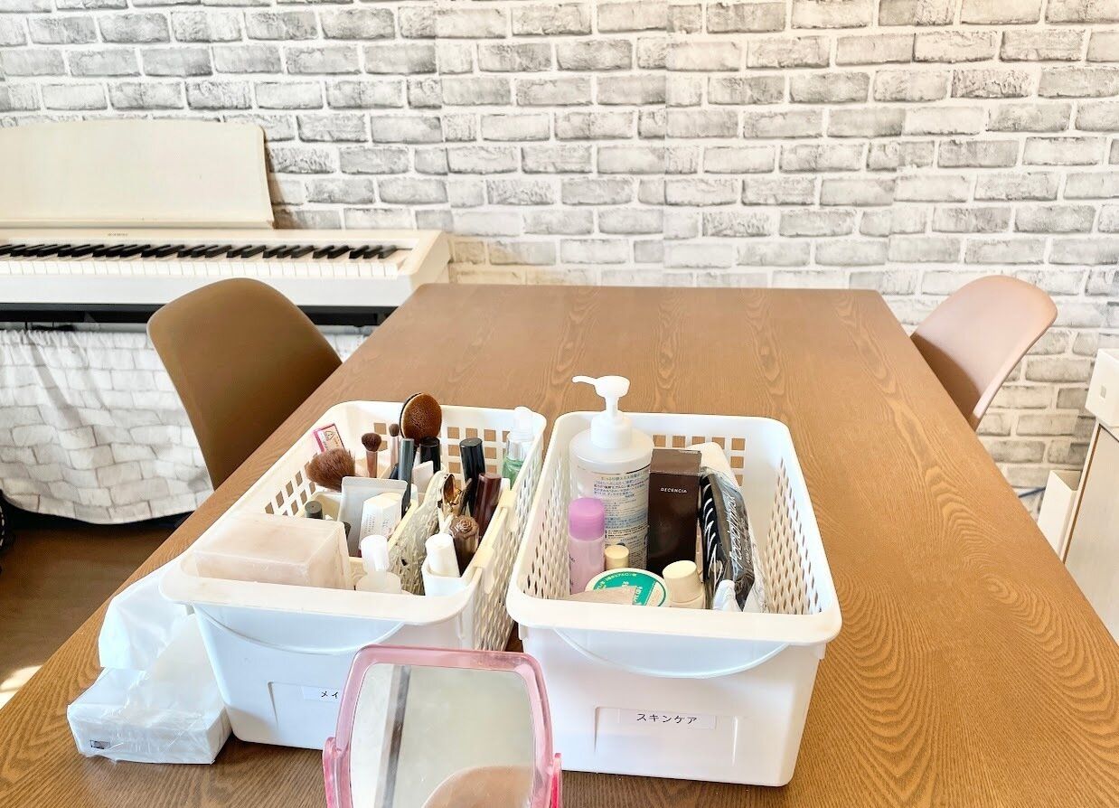リビングのテーブルでメイクやスキンケアをする
