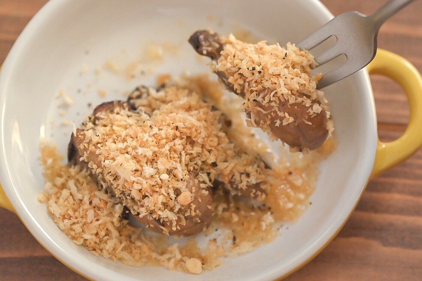 皿に盛られた牡蠣のパン粉がけ