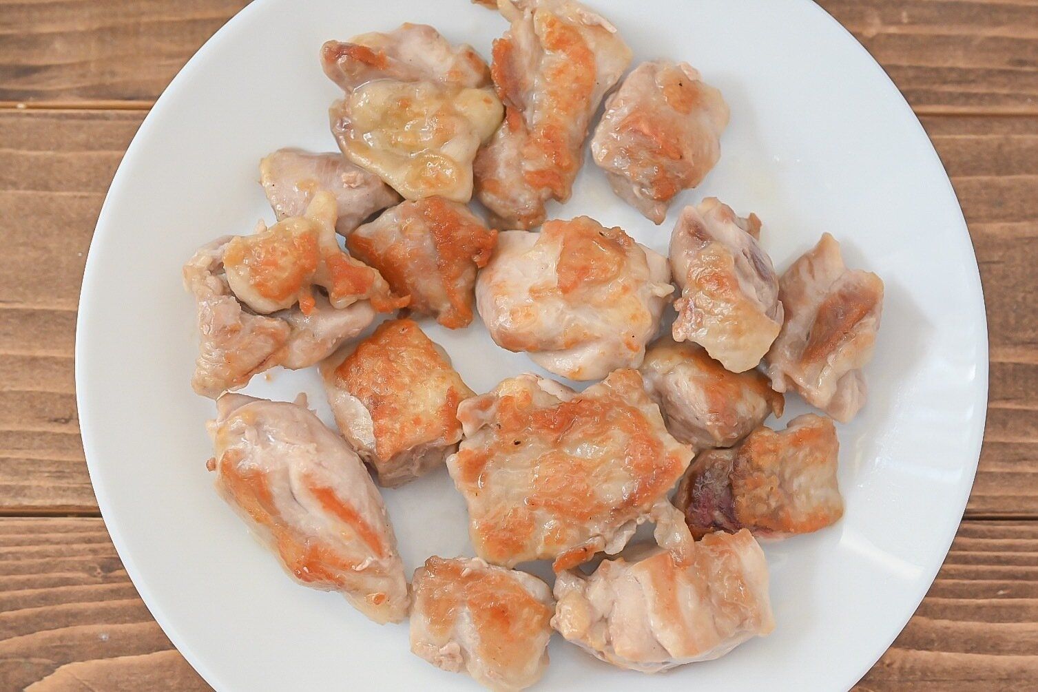 白い皿に盛られた加熱した鶏もも肉