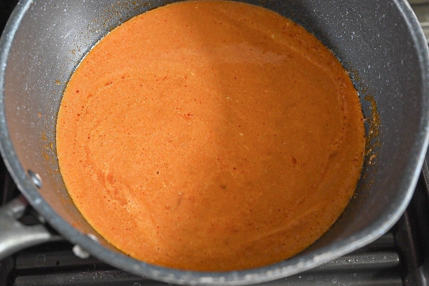 鍋に入った加熱したソースベース