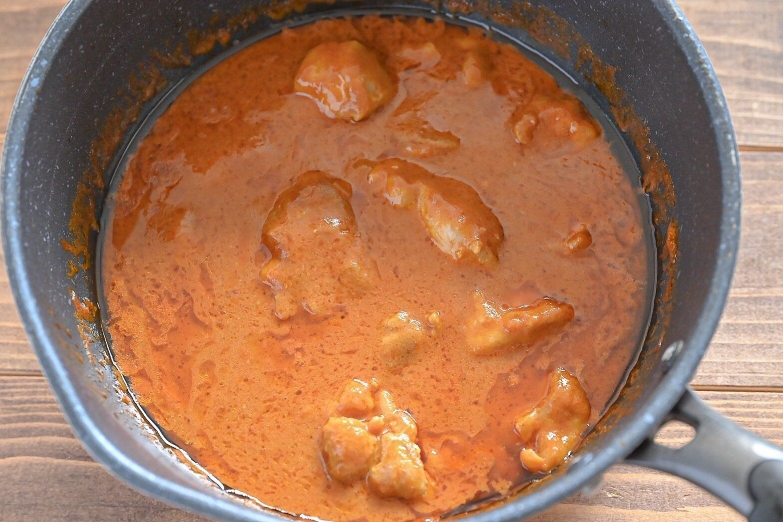 鍋に入った鶏もも肉を加えたソースベース