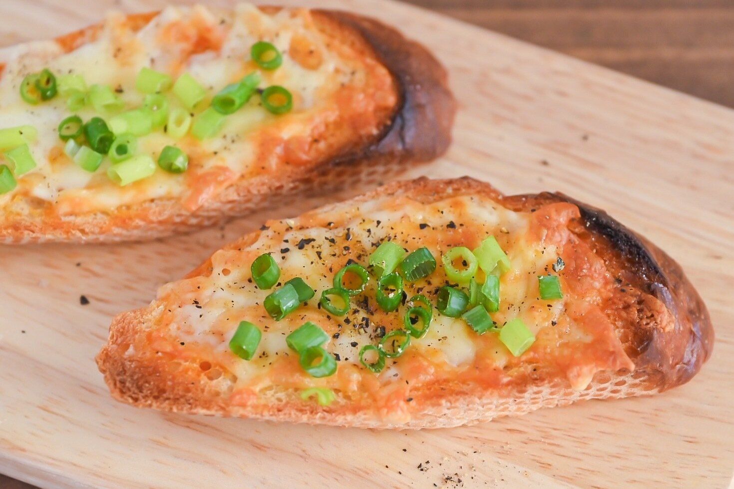 板に盛られたトムヤムバゲット