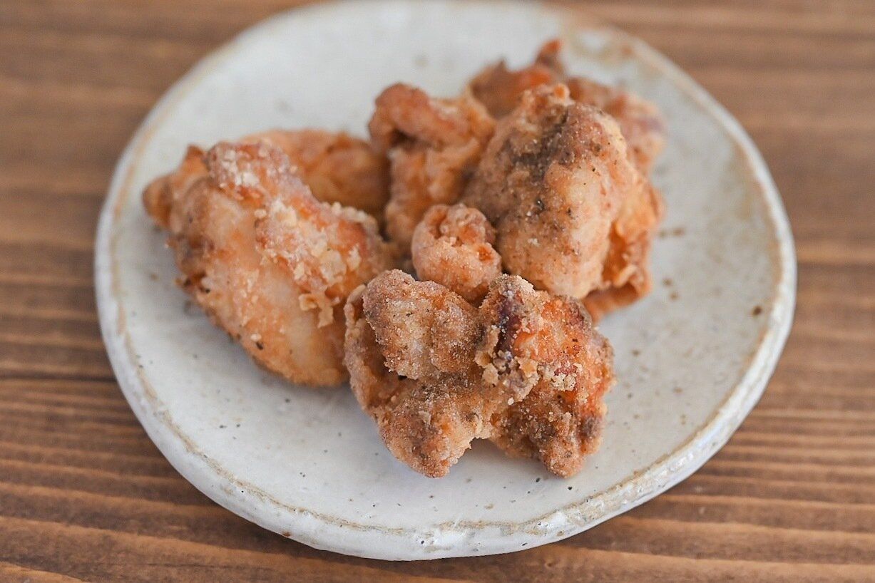 皿に盛られた鶏もも肉の唐揚げ