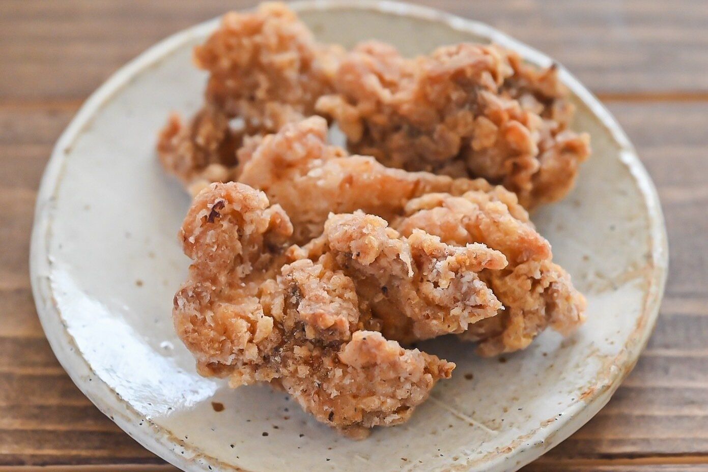 皿に盛られたむね肉の唐揚げ