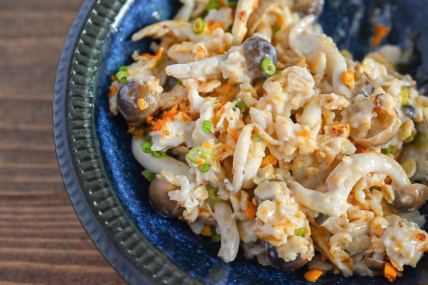 青い皿に入った食べるナッツソースのオートミールリゾット