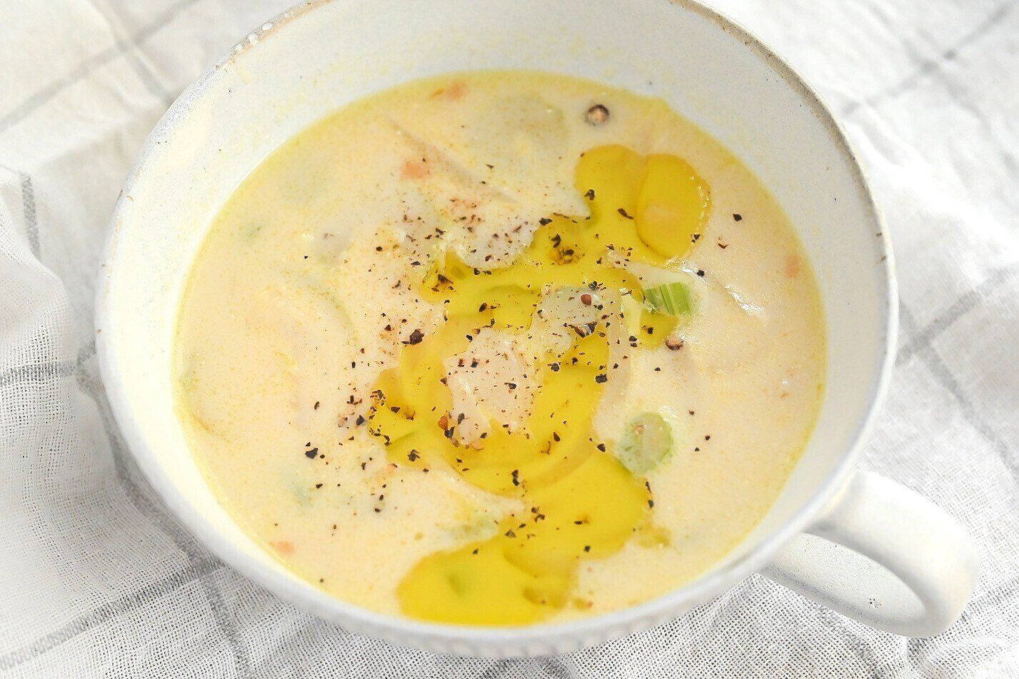 スープカップに入ったベーコンとセロリの豆乳スープ