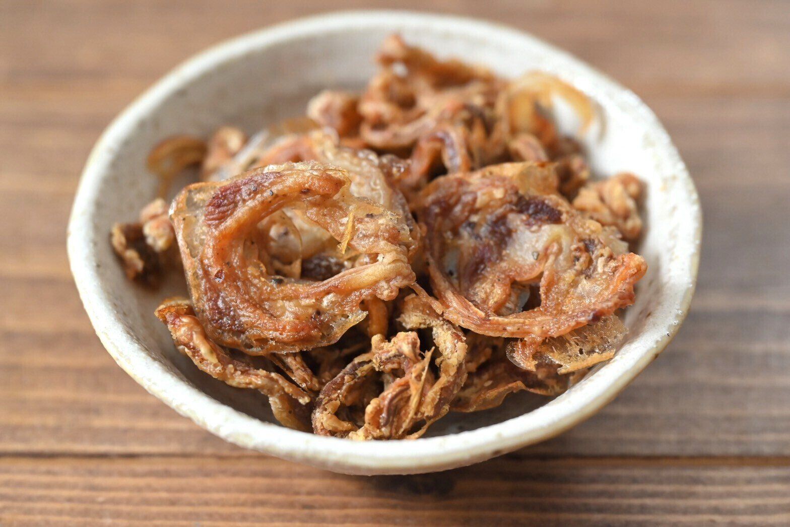 皿に盛られた豚軟骨の唐揚げ