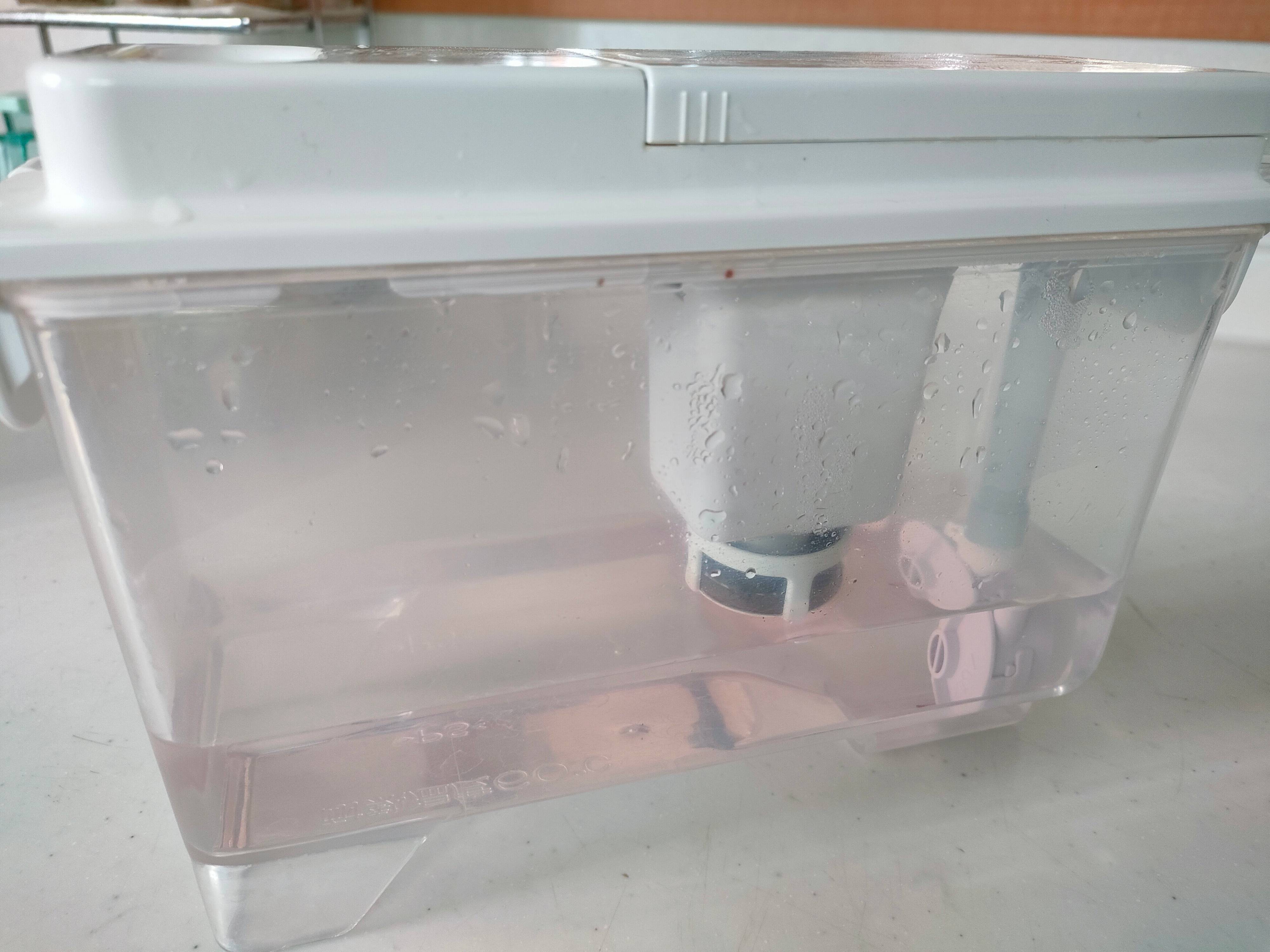 製氷機に色のつく汚れ落としをいれた様子