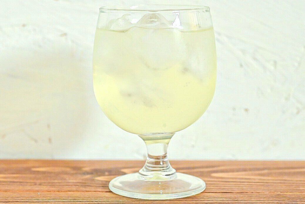 グラスに入った水で割ったシチリアンベース