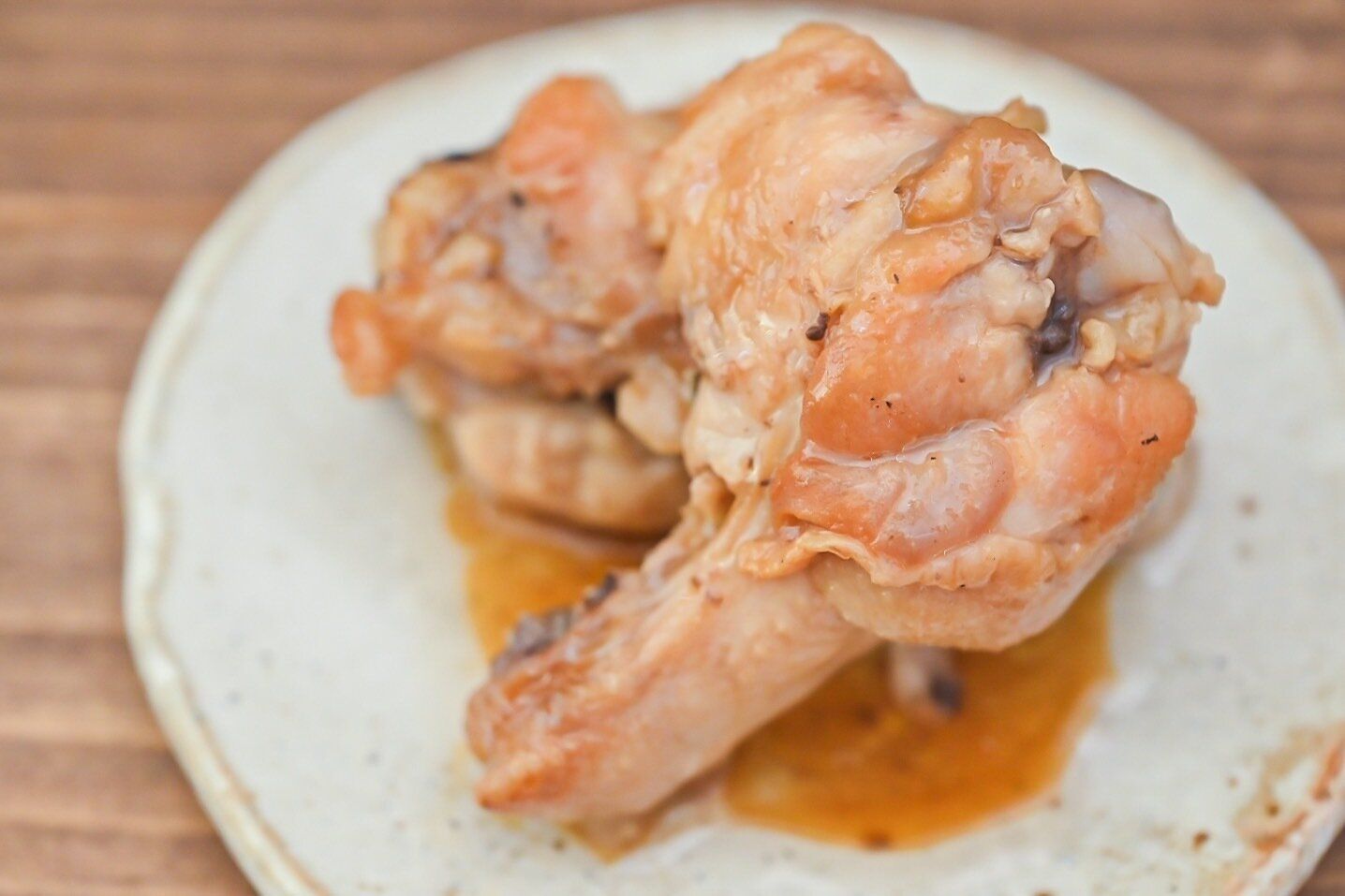 陶器の皿に盛られた手羽元のレモン煮