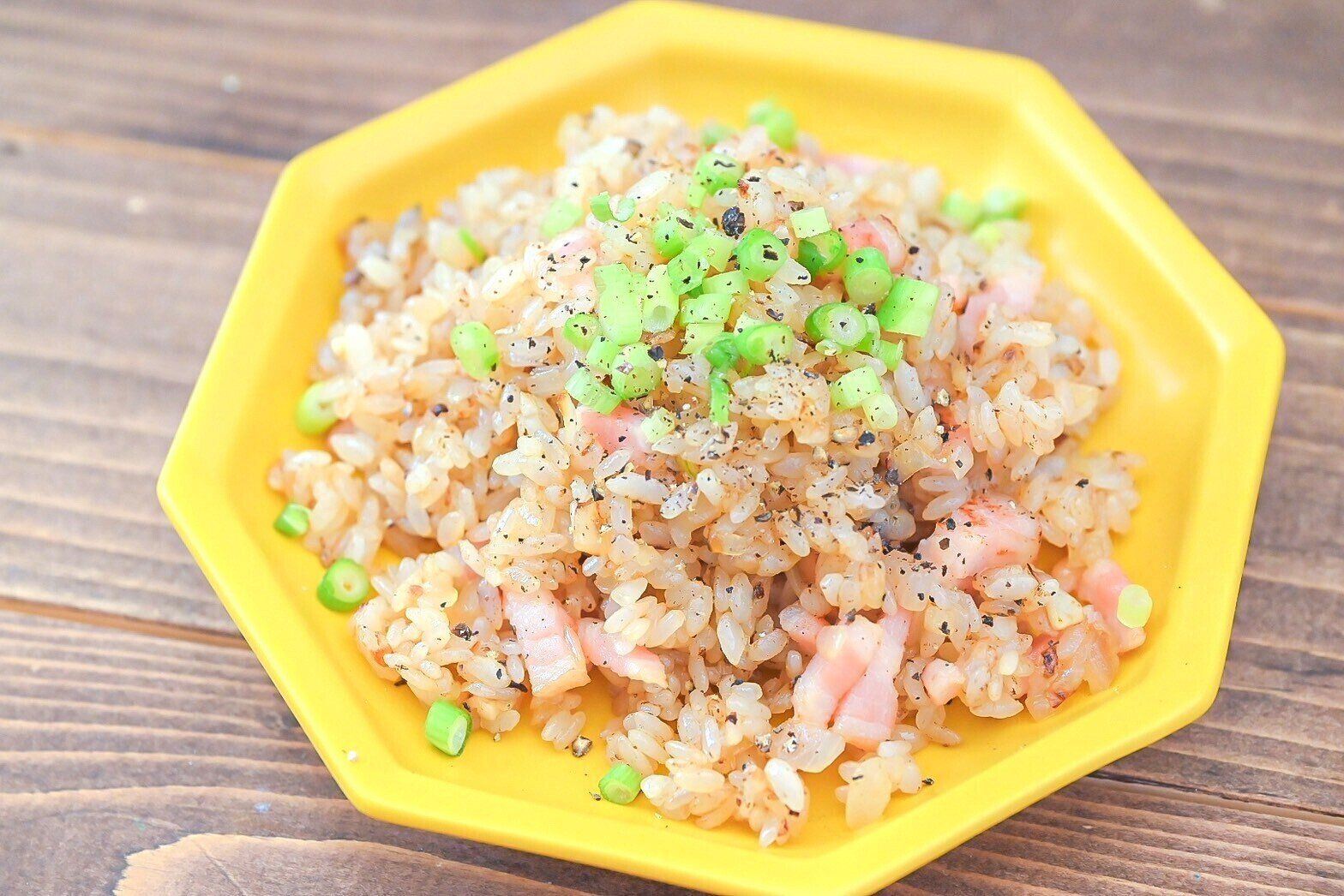 黄色の皿に盛られたベーコンピラフ