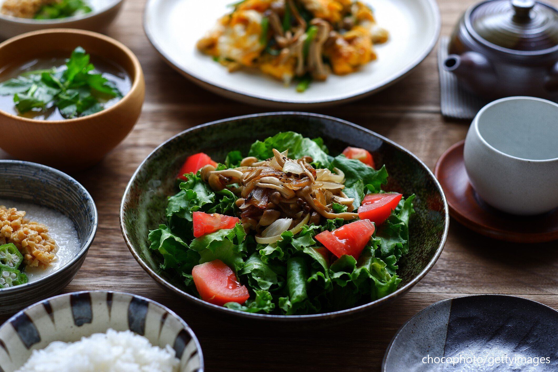 たくさんの食器が並ぶ食卓