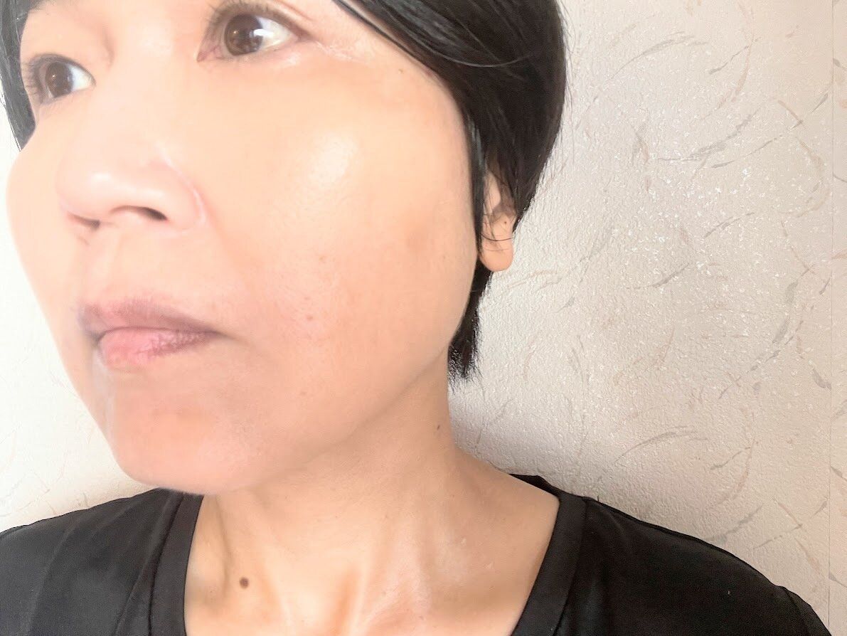 歯ブラシ型メイクブラシでファンデーションを塗った肌