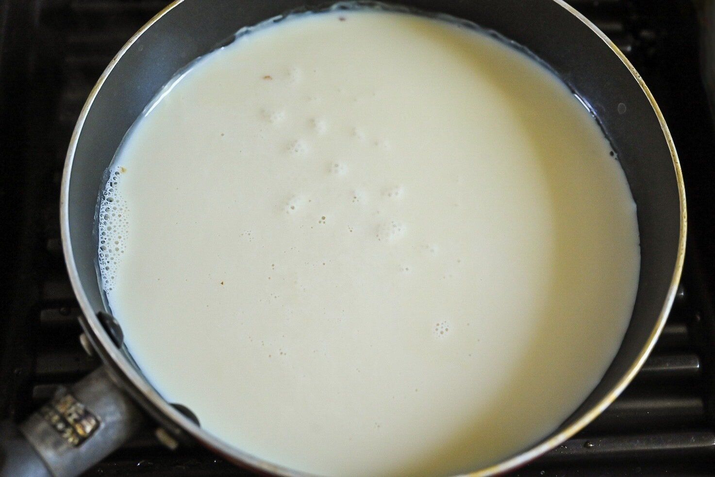 フライパンに入れて温めた豆乳