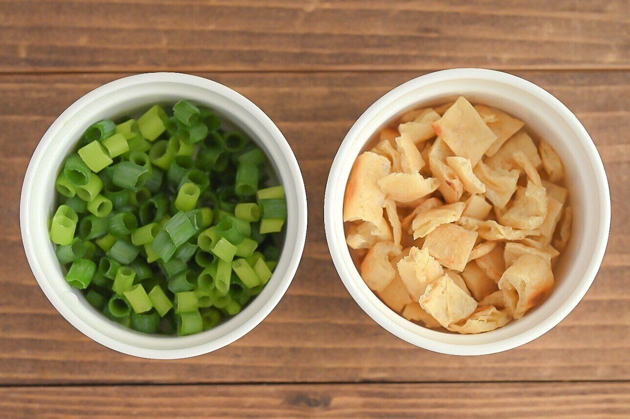 ココットに入った小ねぎと油揚げ