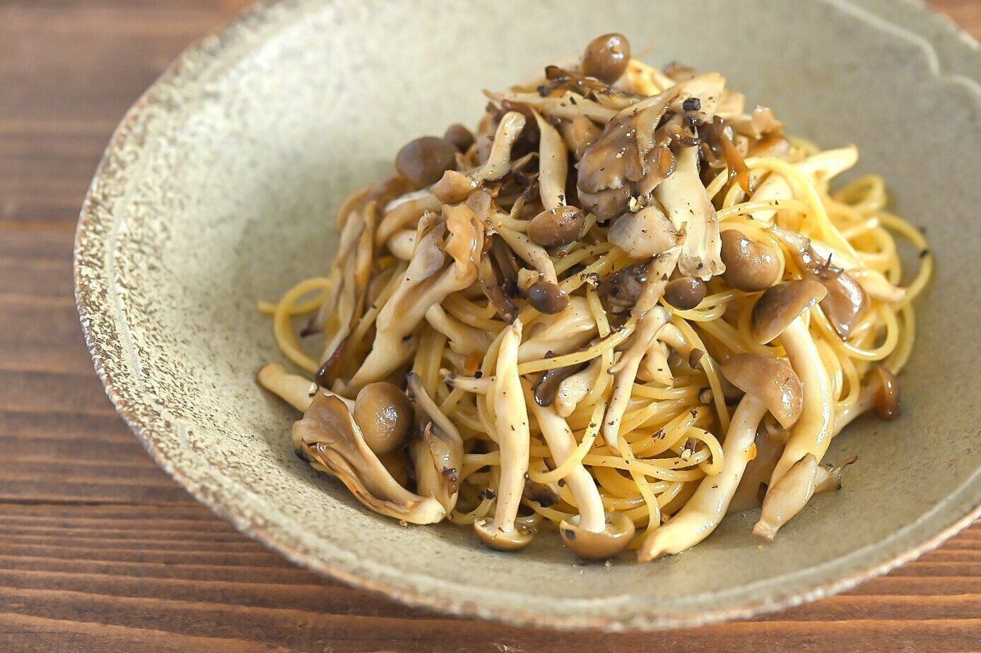 皿に盛られたきのこパスタ