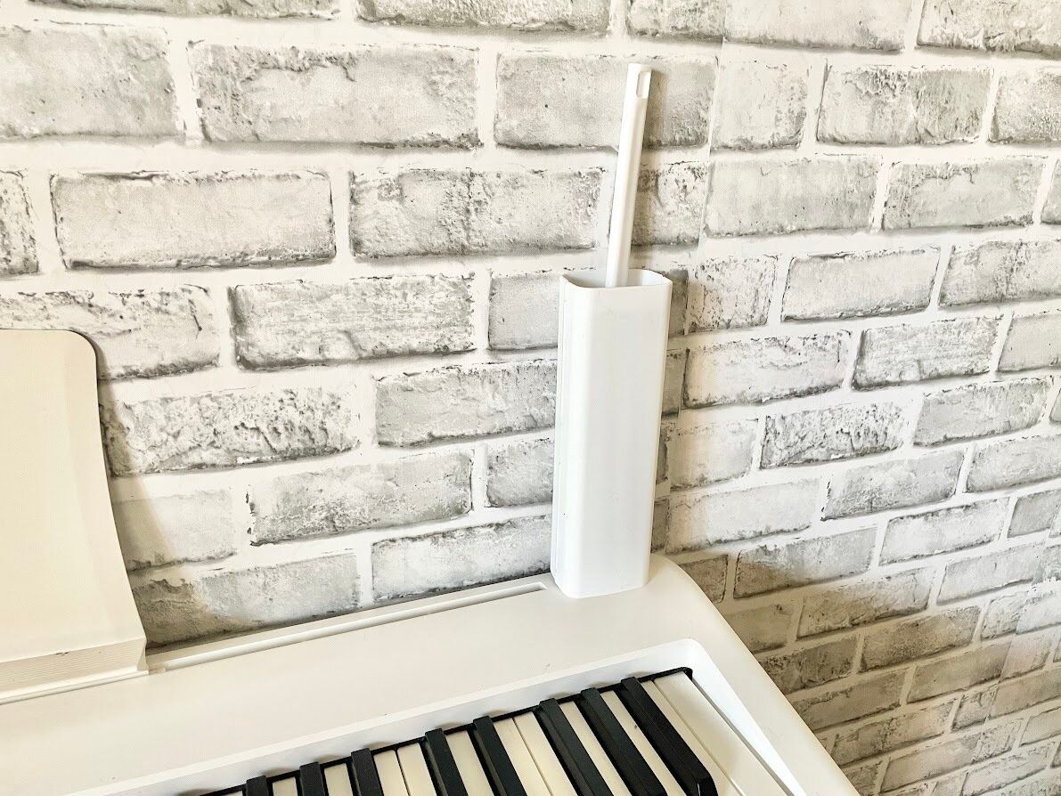 電子ピアノの上に置いた「激落ちくん 時短 ケース付 ホコリ取り」