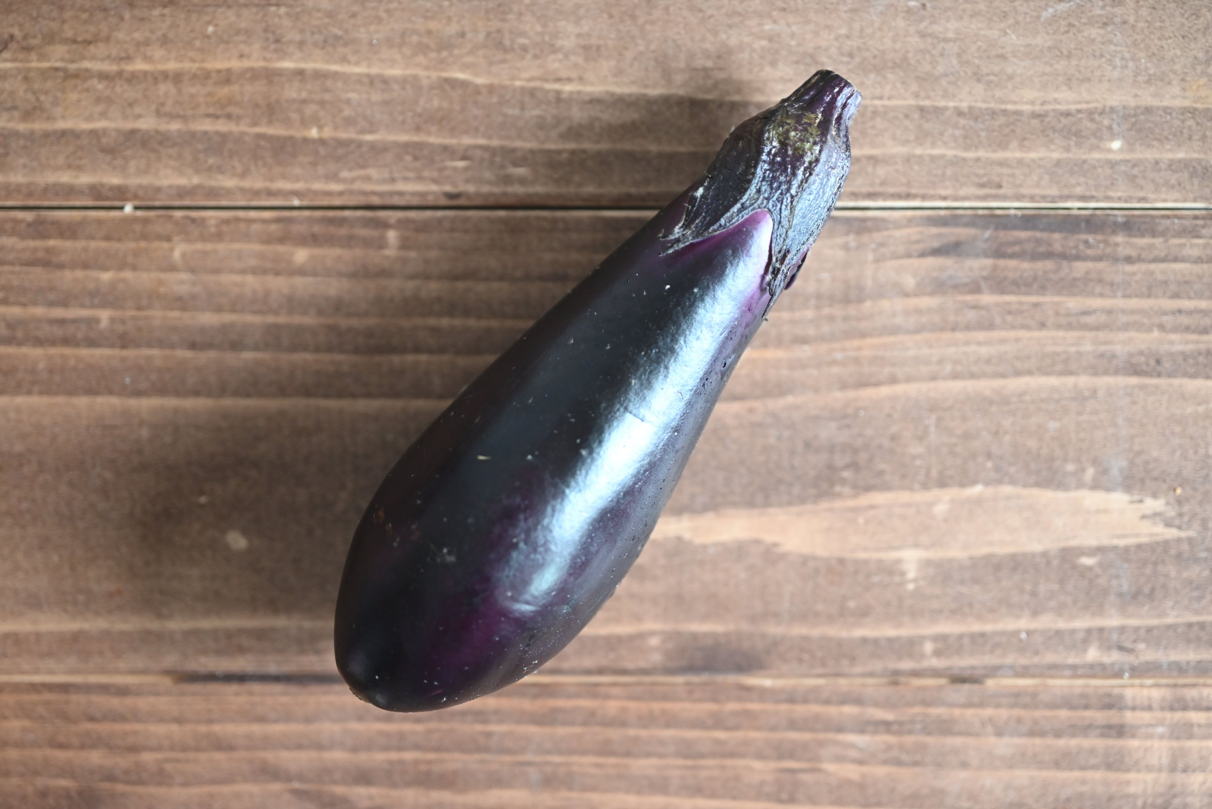 テーブルにのったなす