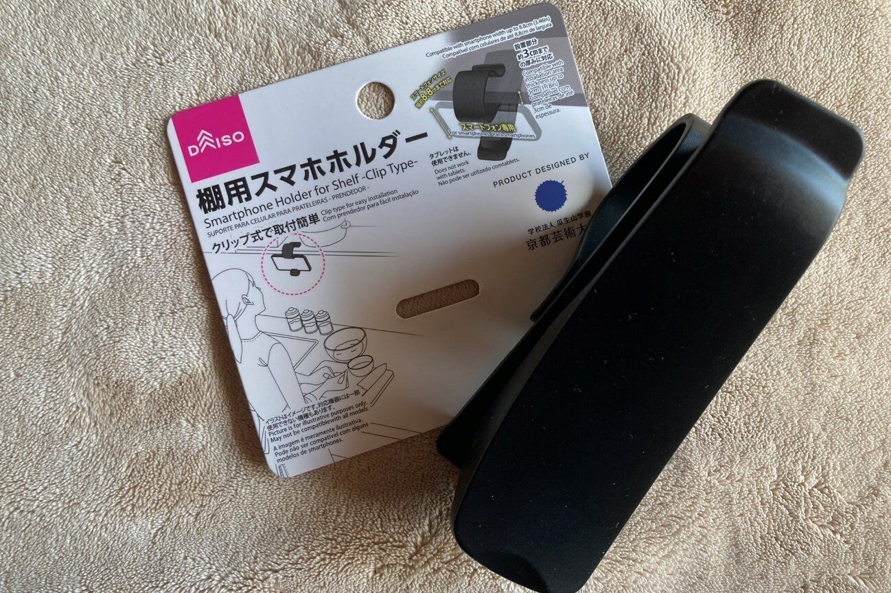 おすすめ5：スマホのレシピ確認にピッタリ！「棚用スマホホルダー」