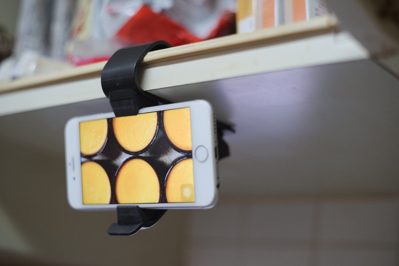 おすすめ5：スマホのレシピ確認にピッタリ！「棚用スマホホルダー」