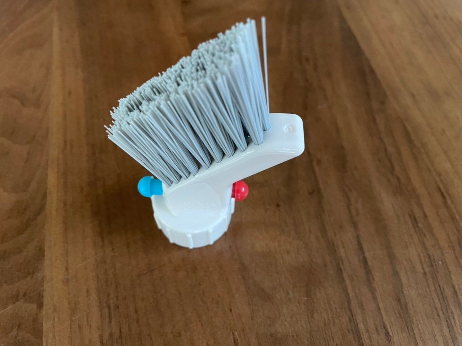 年末のサッシレールの掃除に!ペットボトルに付けるだけ簡単な「ダイソーのスリムブラシ」