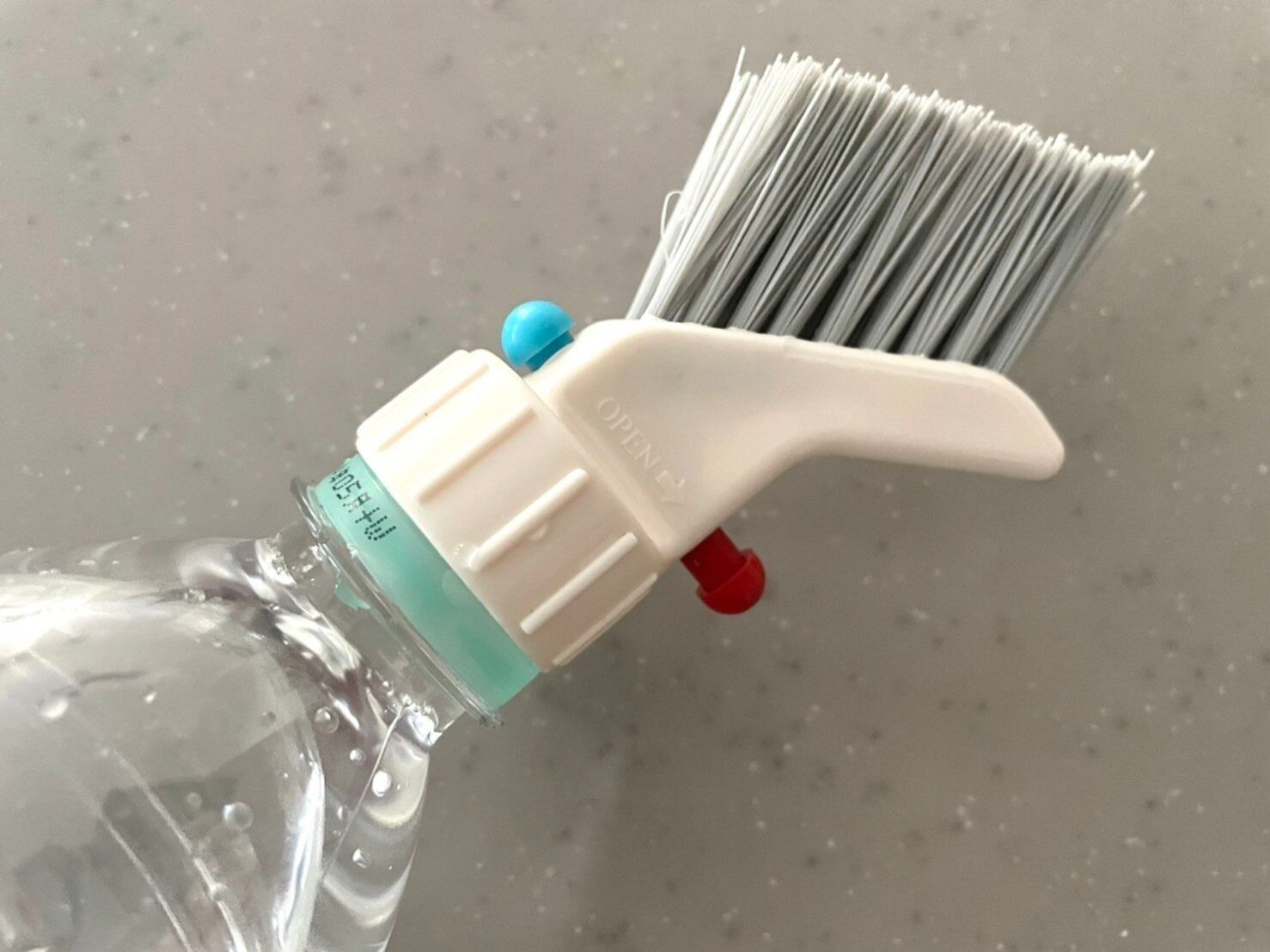 年末のサッシレールの掃除に!ペットボトルに付けるだけ簡単な「ダイソーのスリムブラシ」