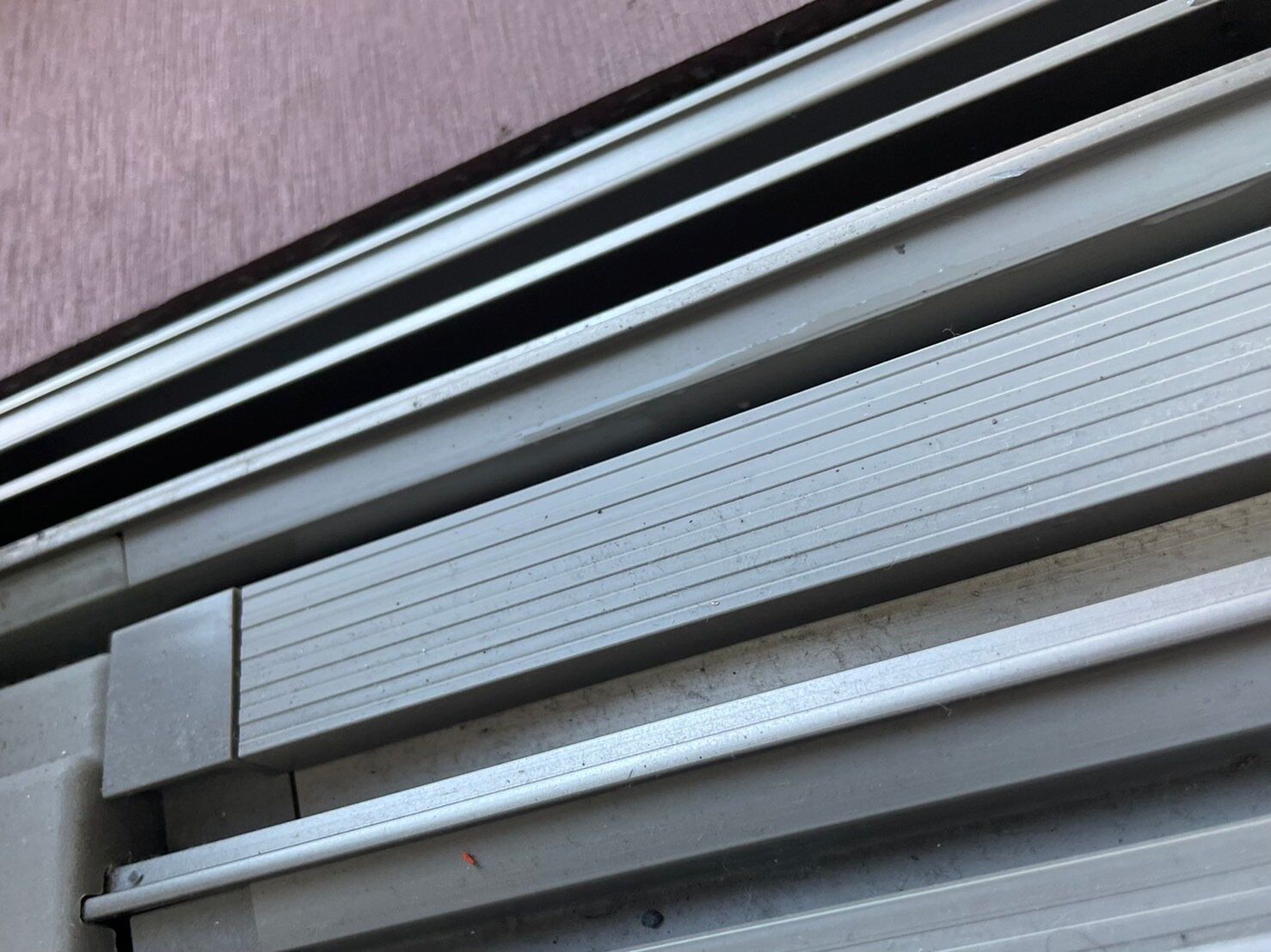 年末のサッシレールの掃除に!ペットボトルに付けるだけ簡単な「ダイソーのスリムブラシ」