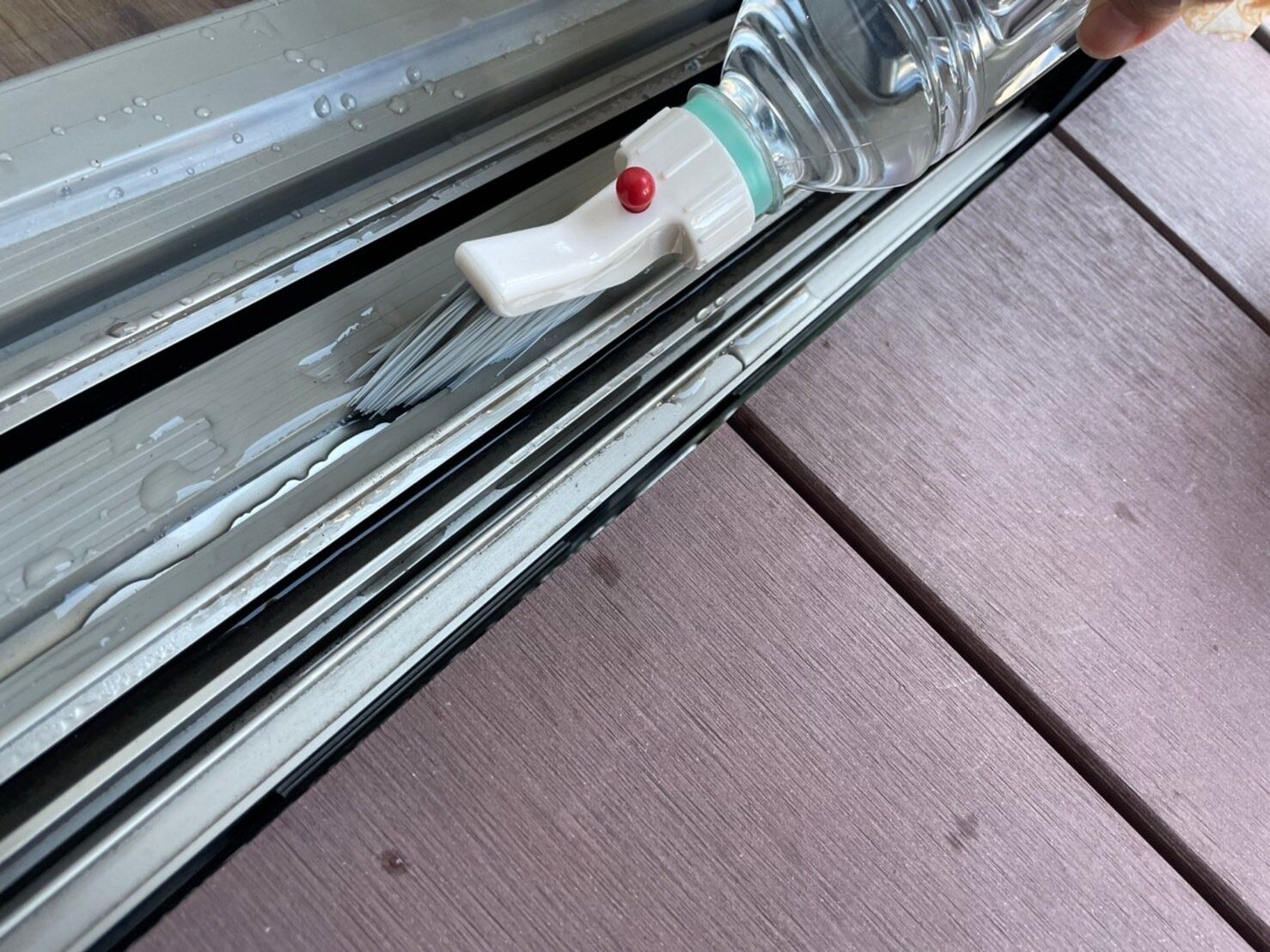 年末のサッシレールの掃除に!ペットボトルに付けるだけ簡単な「ダイソーのスリムブラシ」