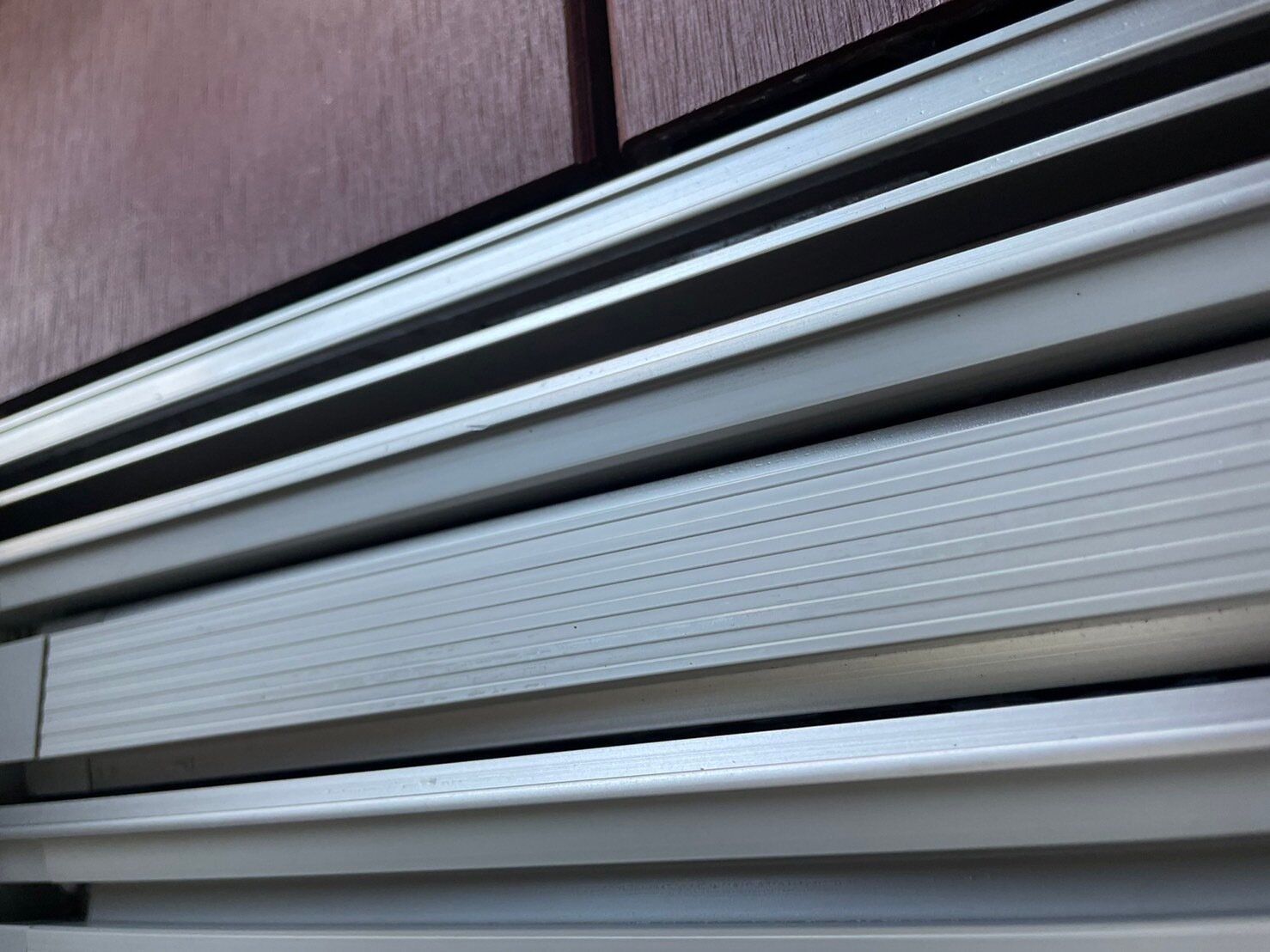 年末のサッシレールの掃除に!ペットボトルに付けるだけ簡単な「ダイソーのスリムブラシ」