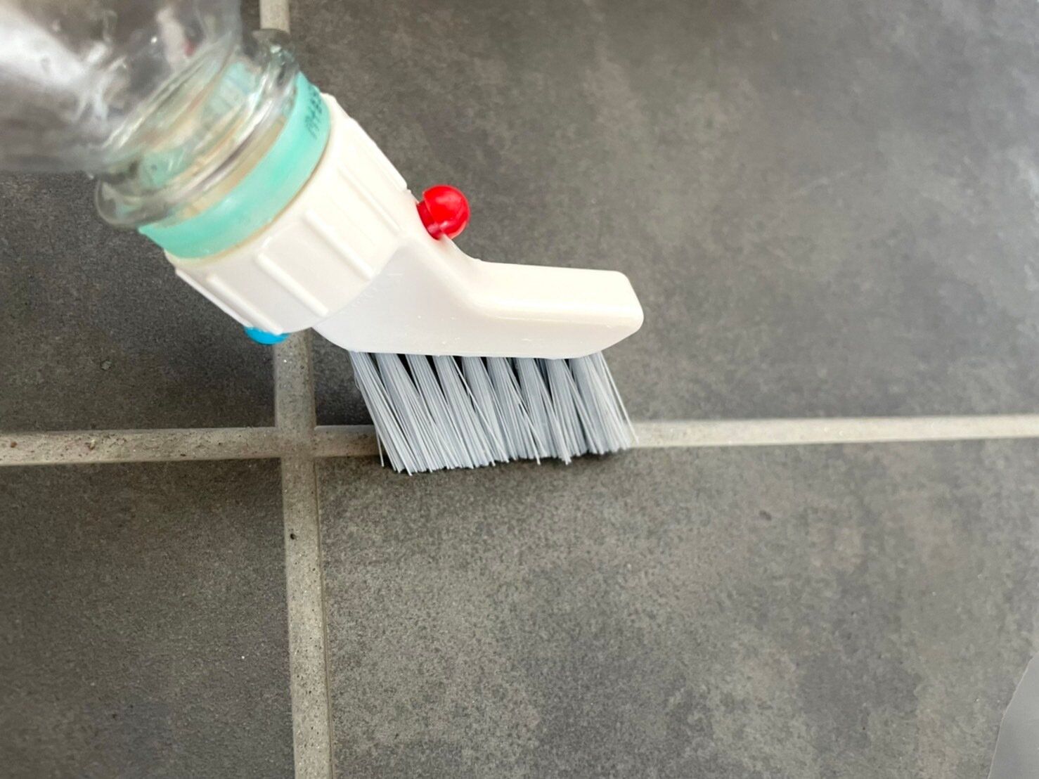 年末のサッシレールの掃除に!ペットボトルに付けるだけ簡単な「ダイソーのスリムブラシ」