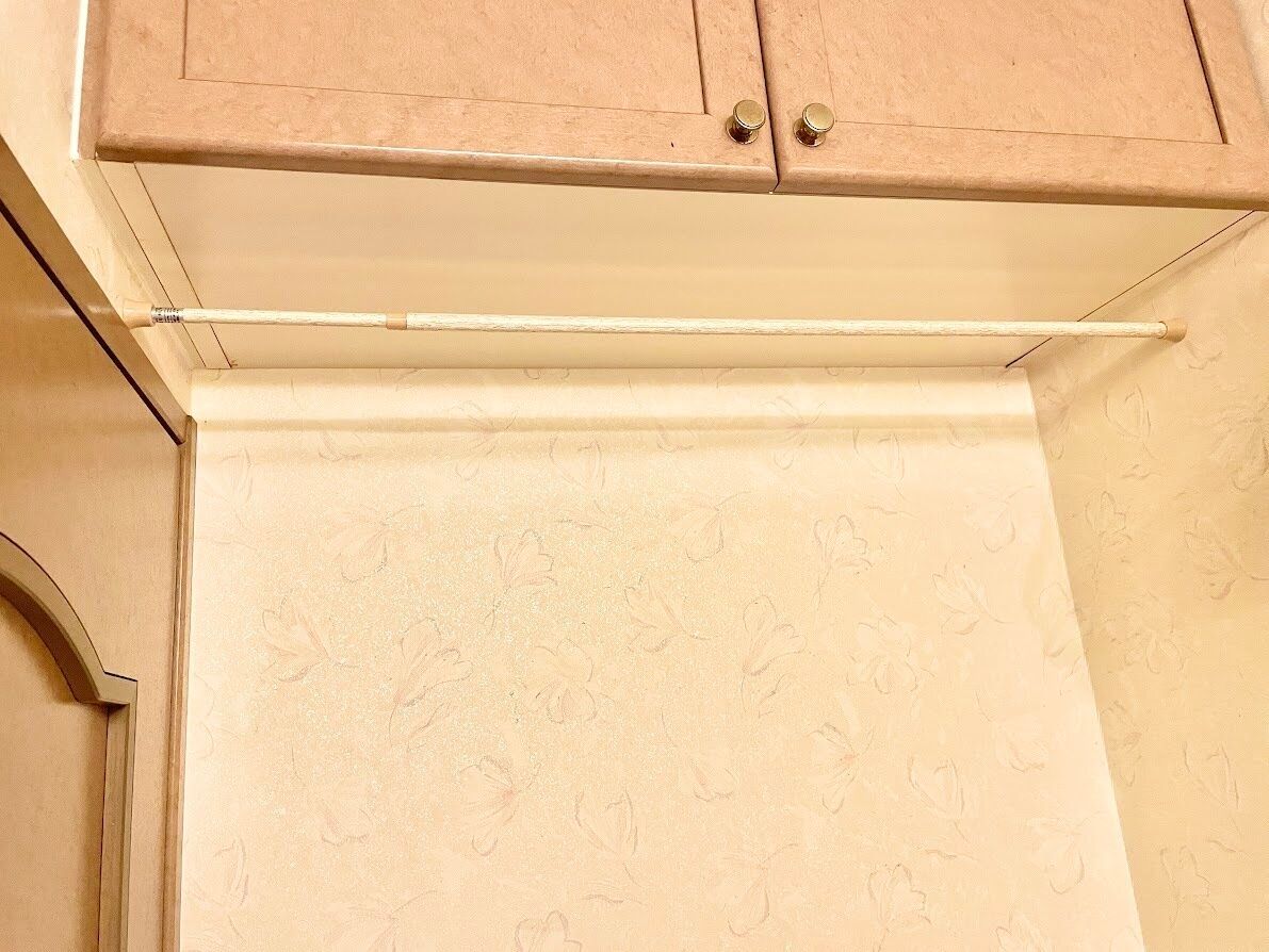 壁の色になじむつっぱり棒