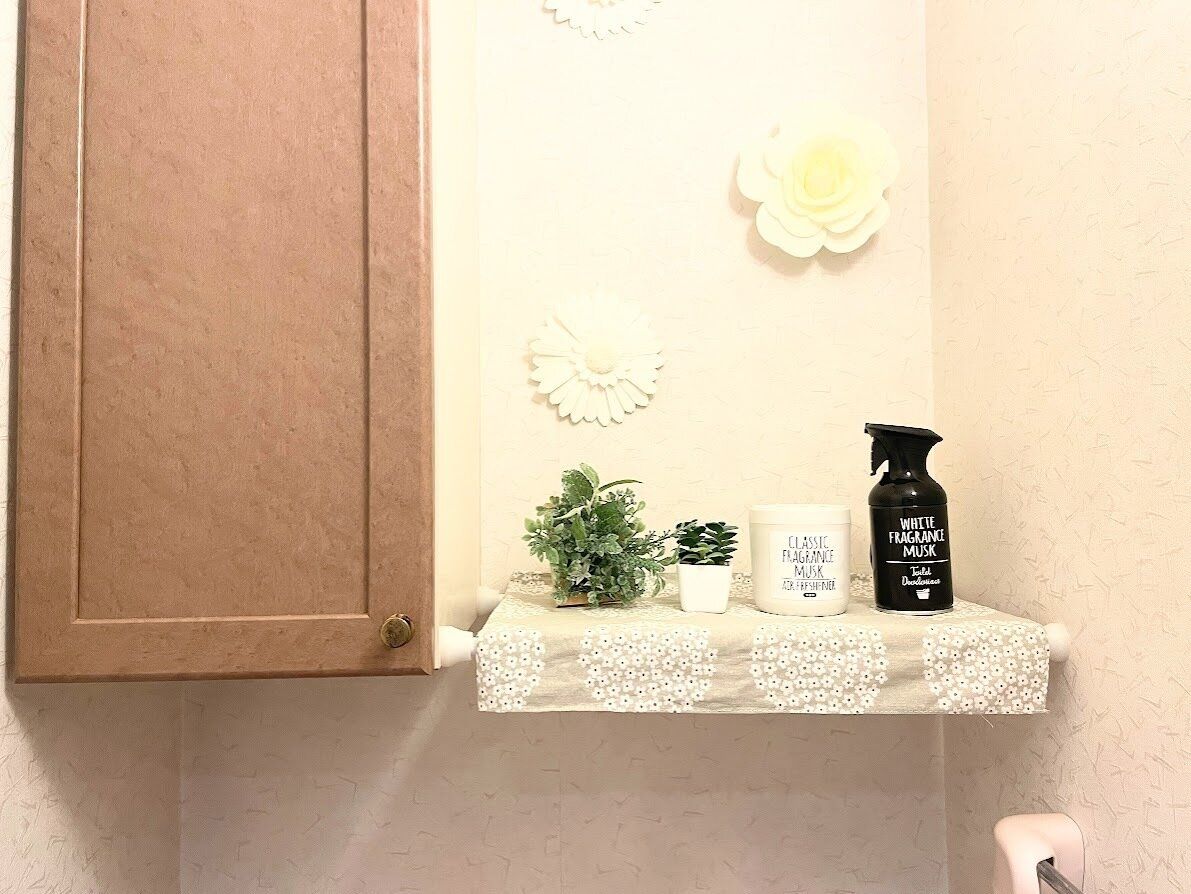 トイレの飾り棚は、ダイソーのつっぱり棒でつくった棚