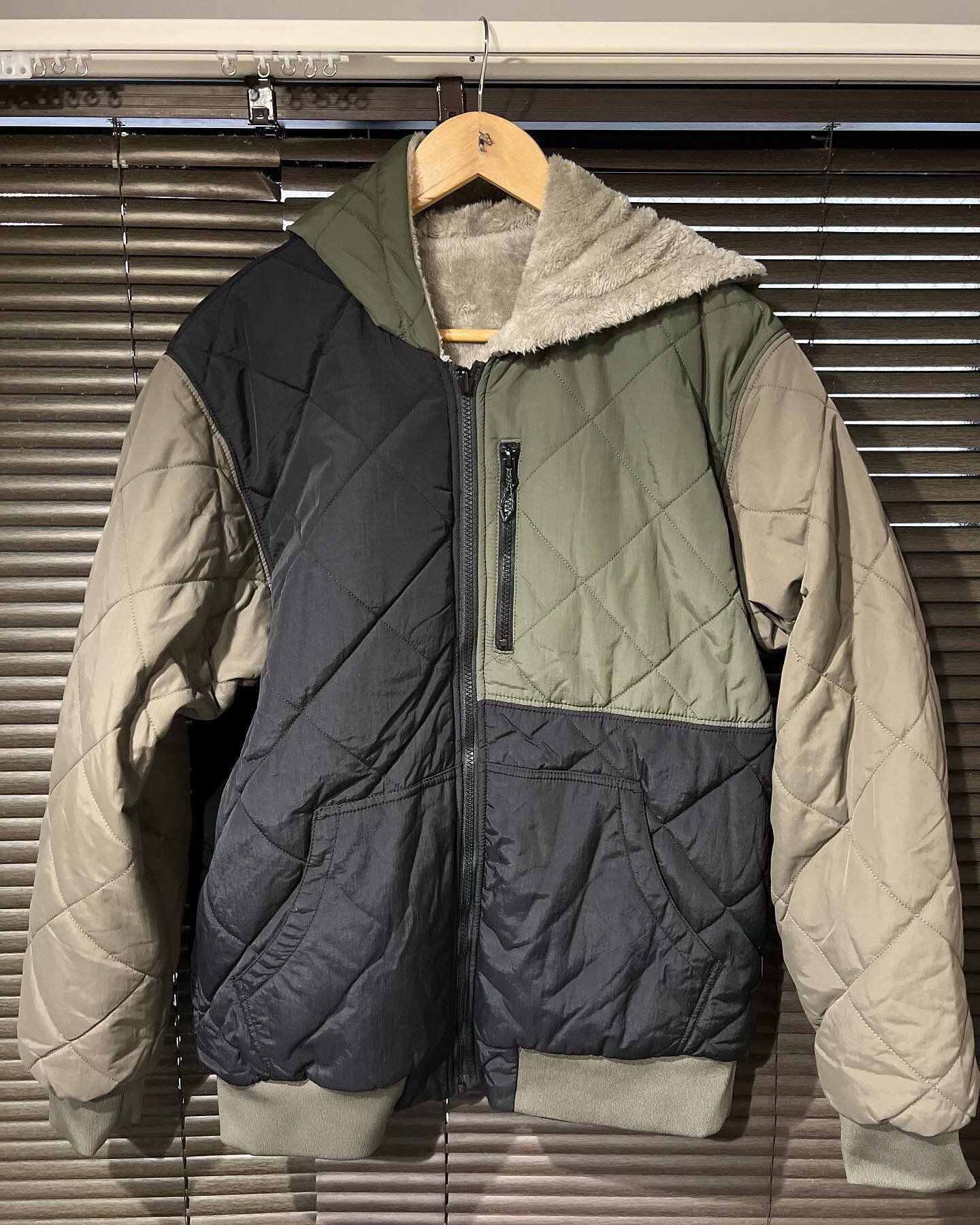 リバーシブルで楽しめる「フレイムテック(R)アウトドアワーク2WAYフーディー」