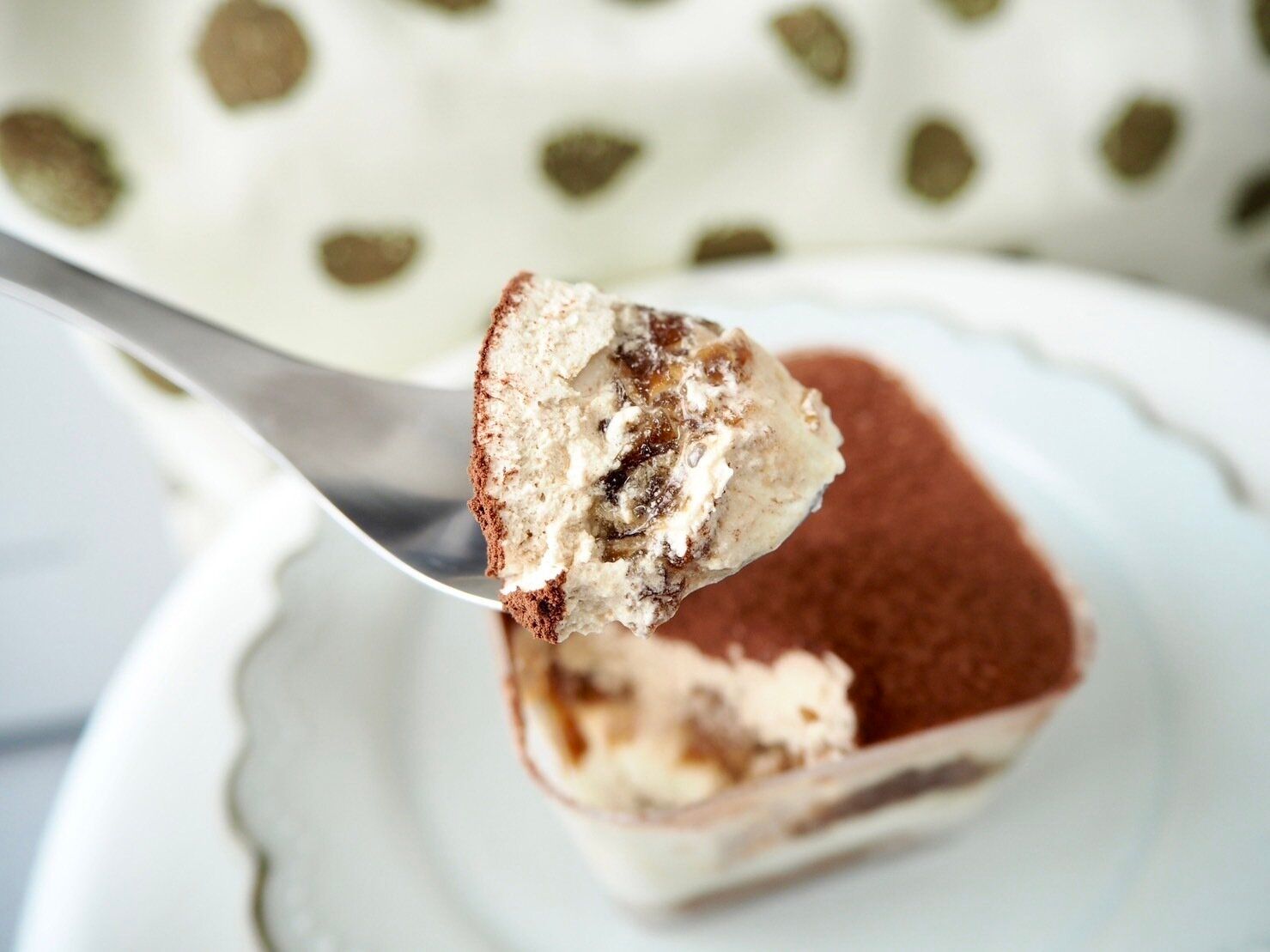 シャトレーゼ「糖質80%カットのティラミス 2個入り」スプーンのせ写真