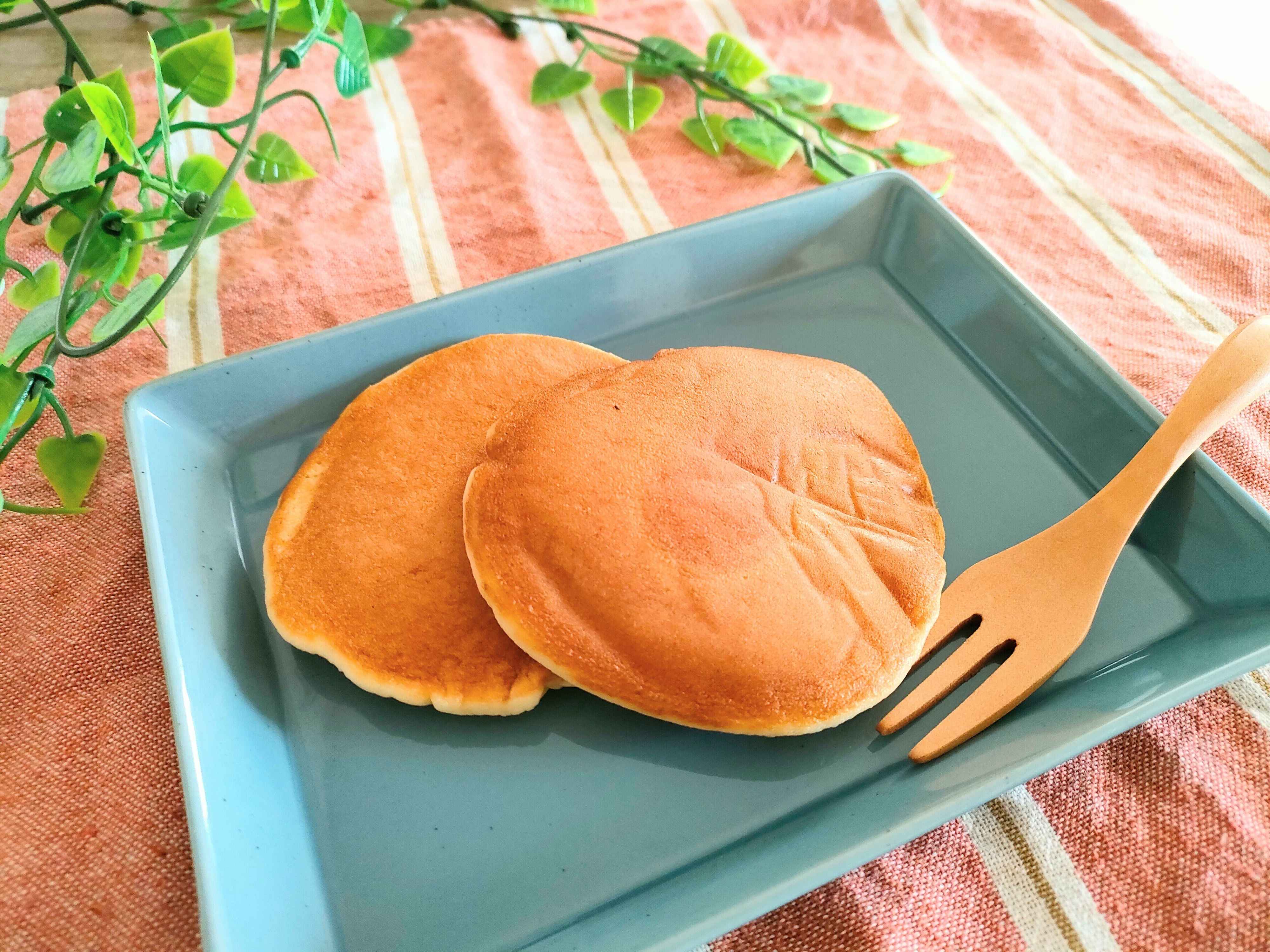 2枚いりのパンケーキをお皿に盛り付ける