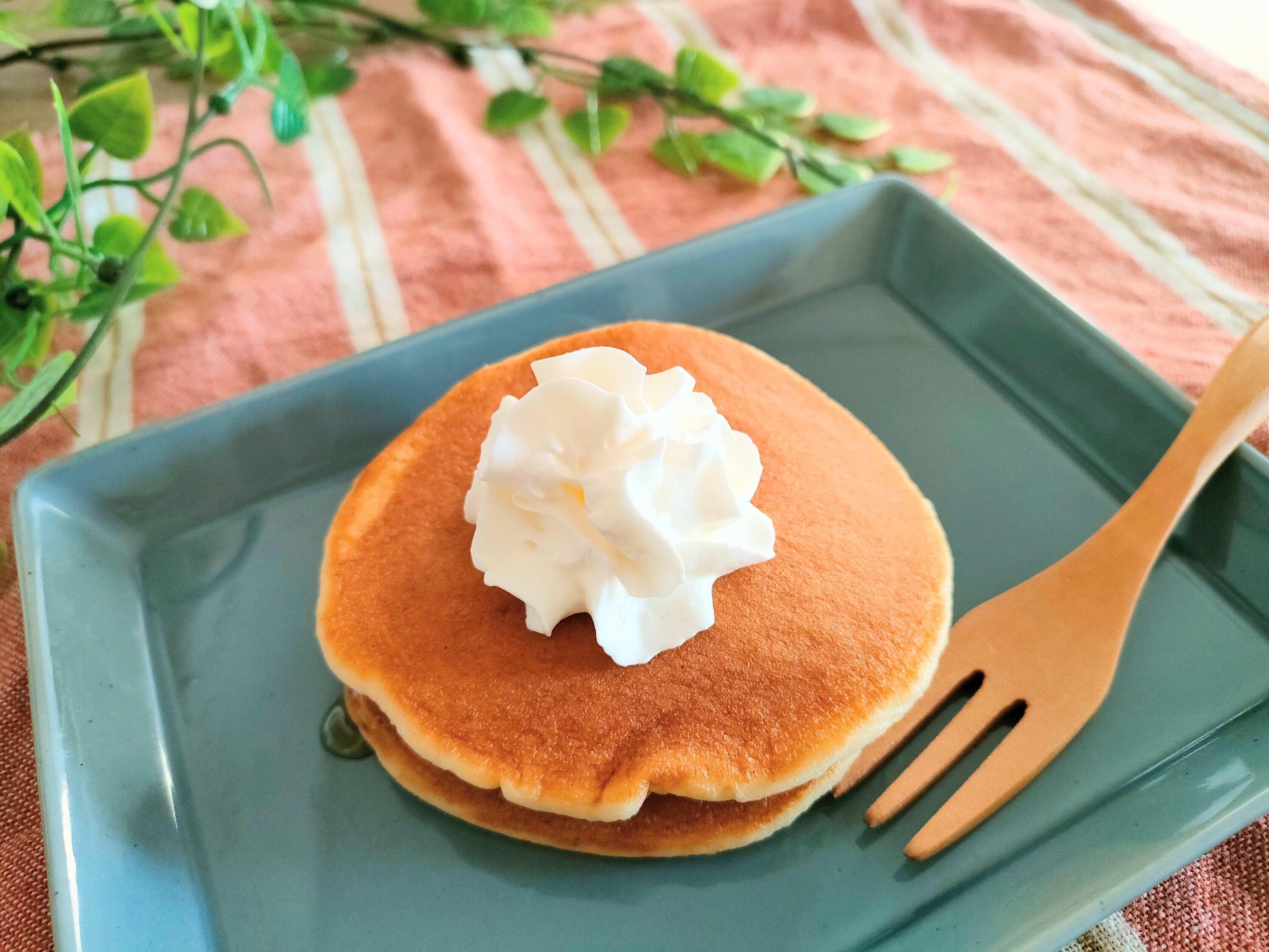トッピングに生クリームをのせたパンケーキ