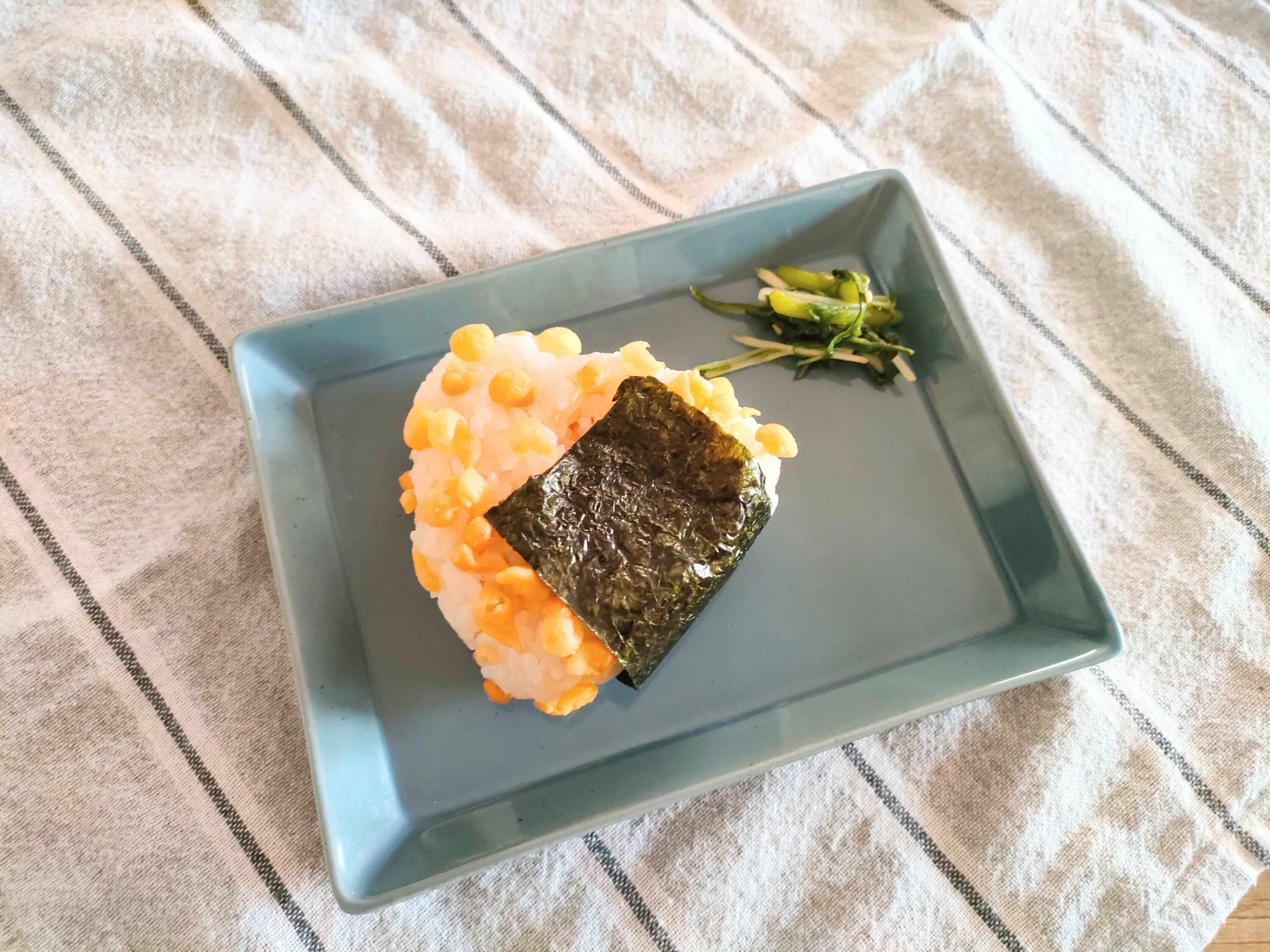 あげ玉をつかったたぬきおにぎり