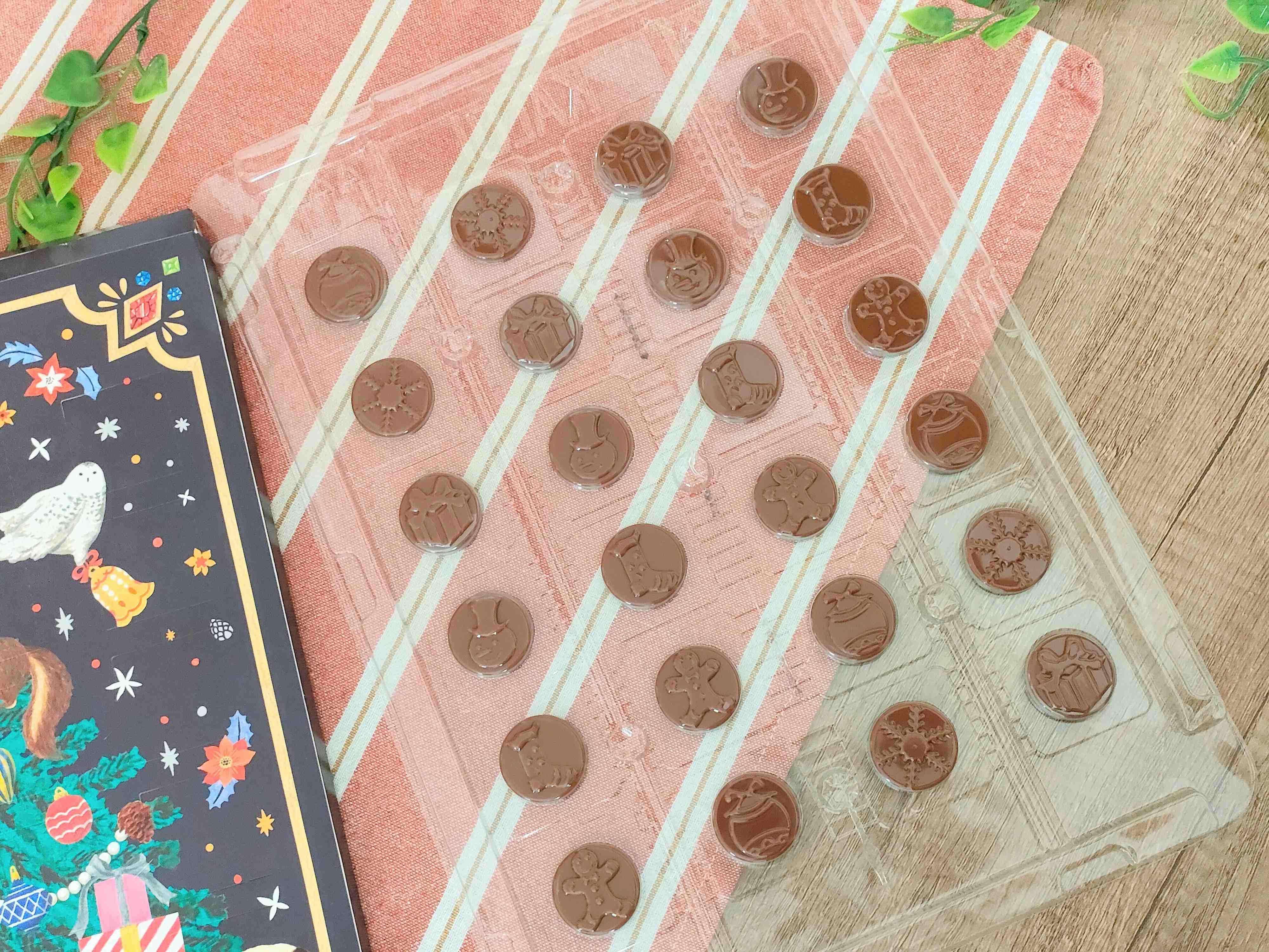 アドベントカレンダーの中身は24枚のチョコレートが入っている