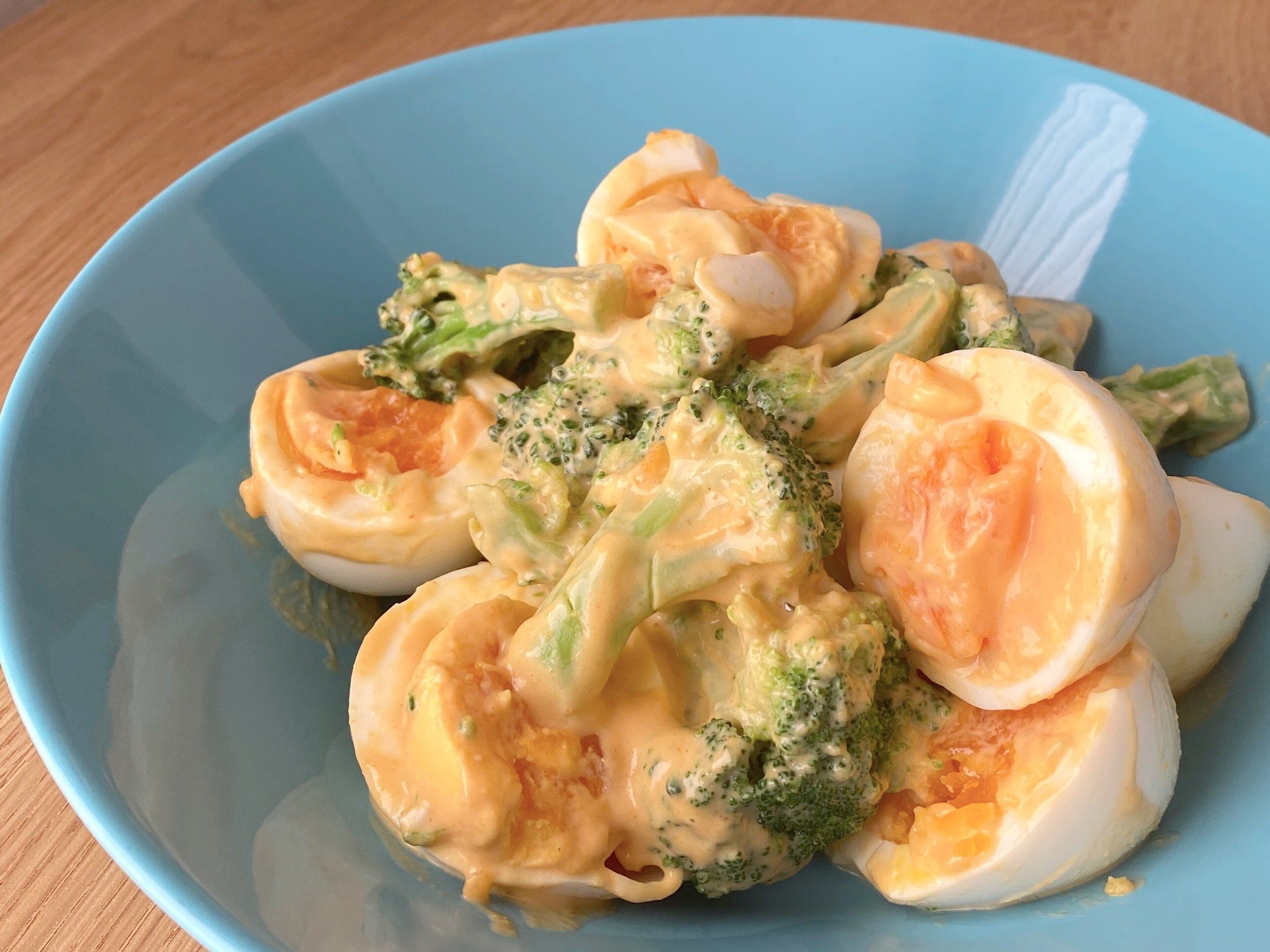 ビストロ仕立てオーロラソースで和えたゆで卵とブロッコリー