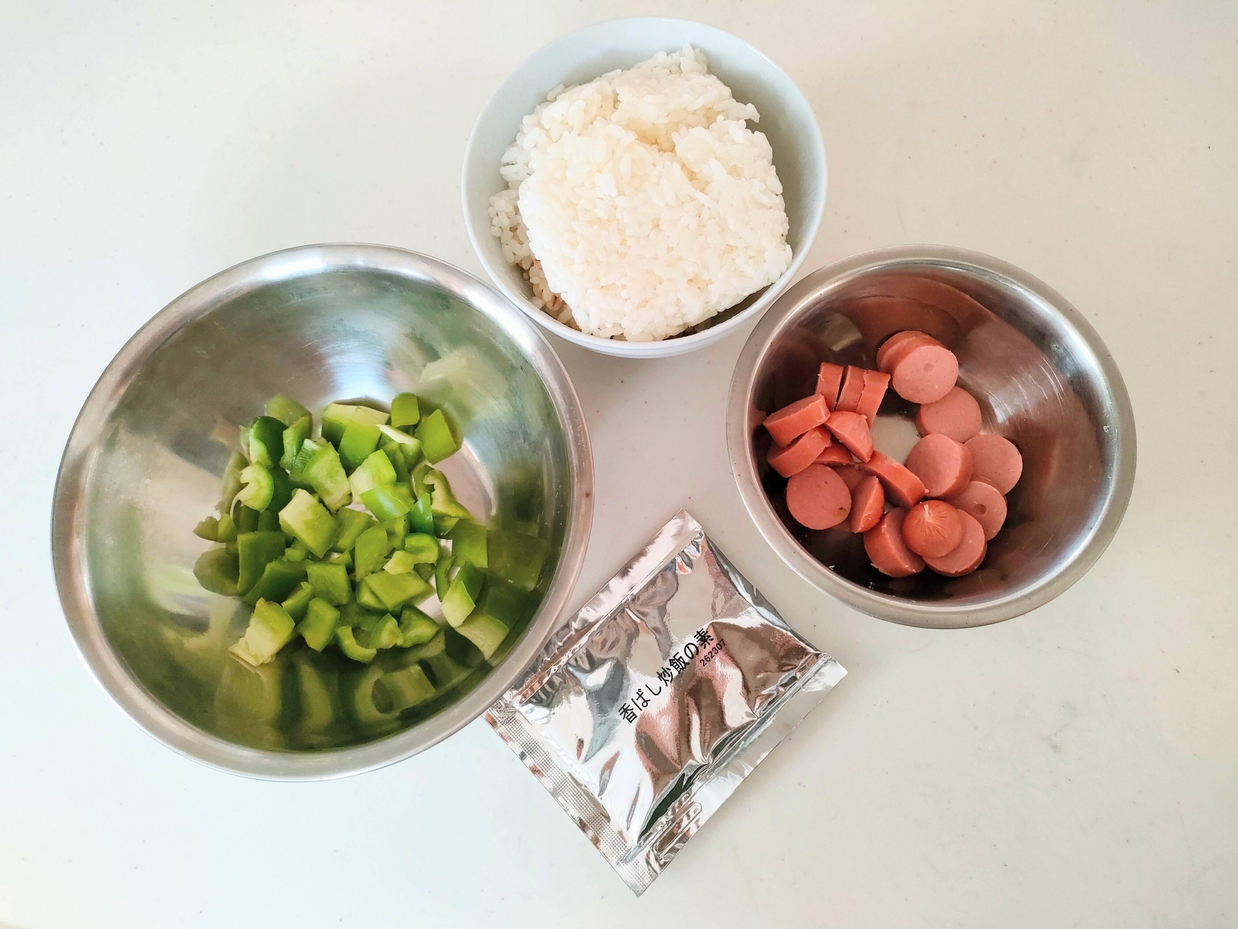 炒飯の具材を用意している