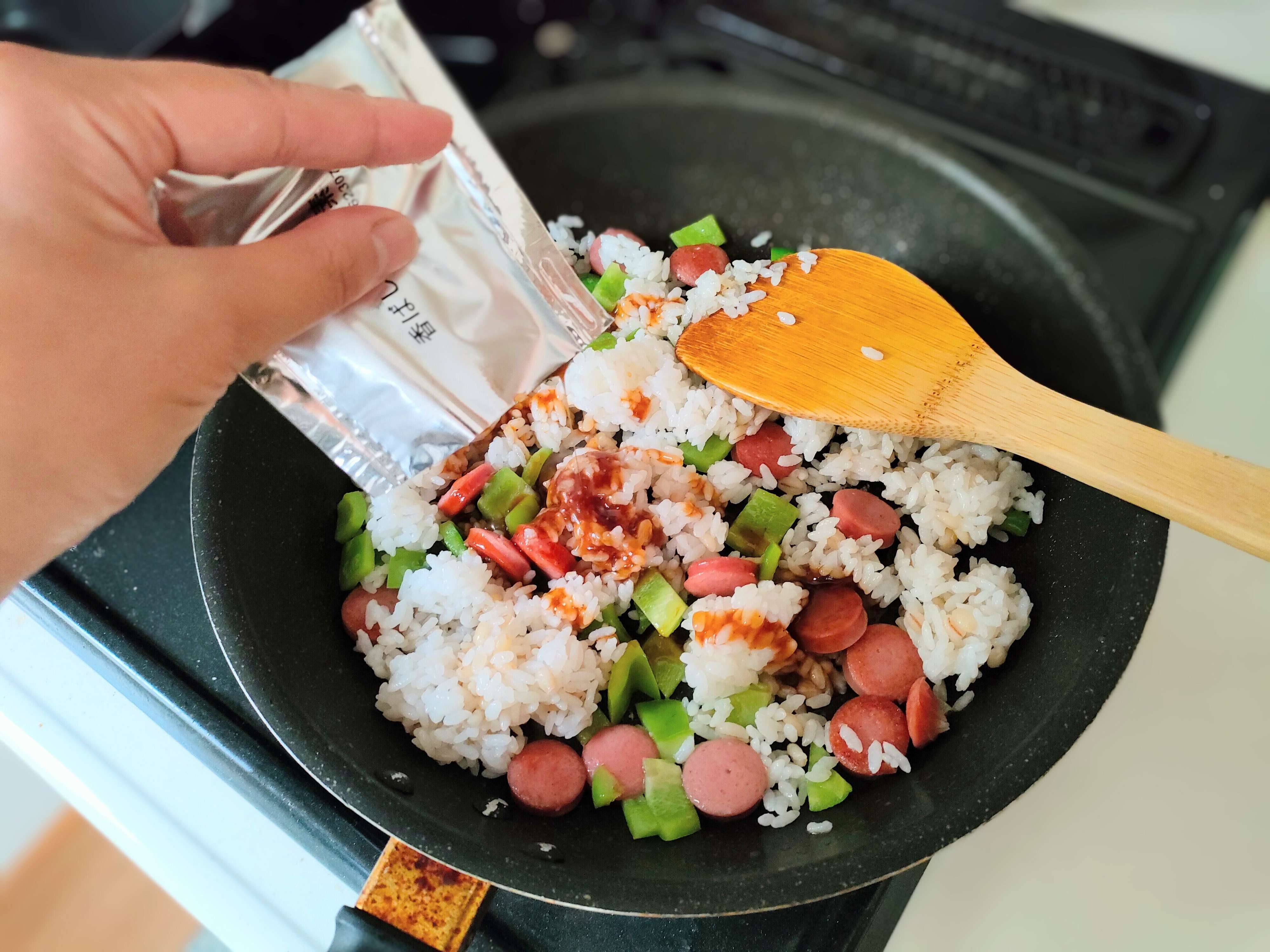 炒飯の仕上げに素をいれる