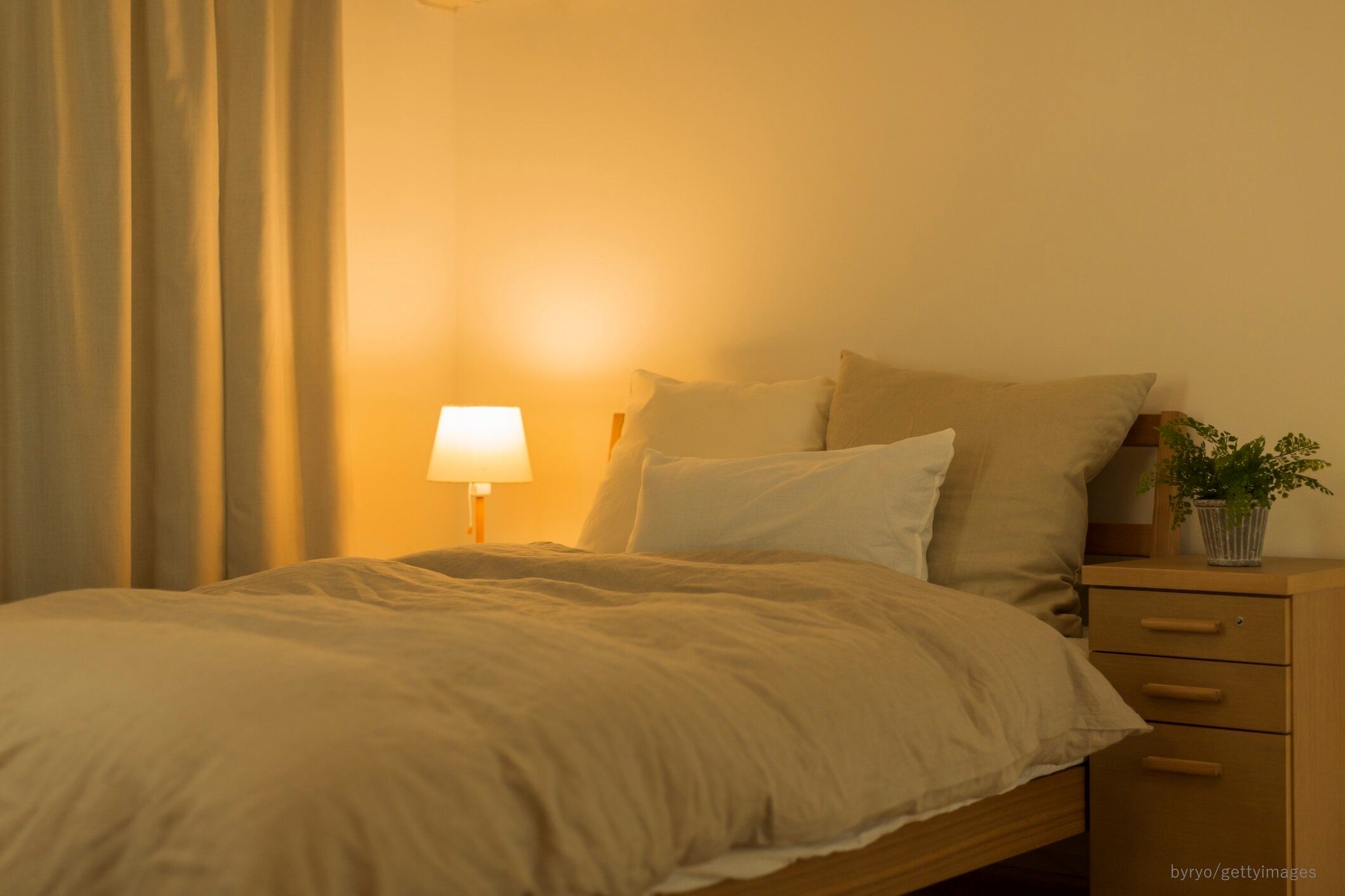 間接照明の寝室とベッド