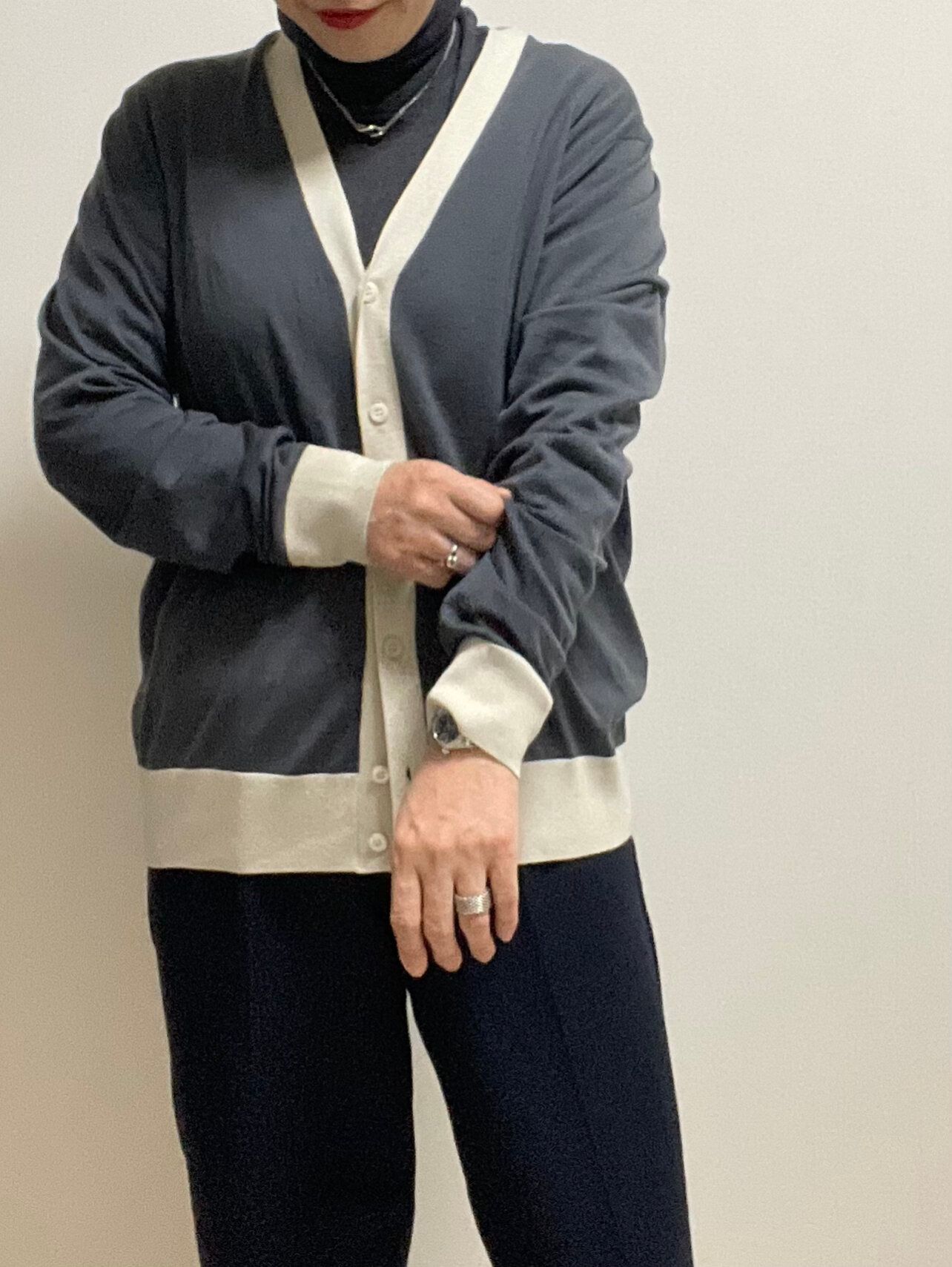 グレーのニットカーディガン